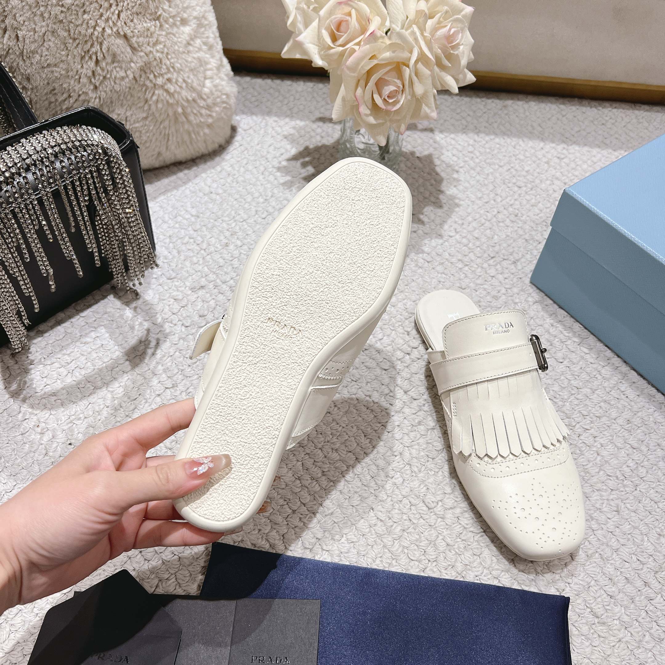 NO:234419,G0286 top quality Prad* 25ss Prada catwalk retro tassel half slippers are popular!  The catwalk style is retro and fashionable, casual and versatile, fashionable and casual, unique taste, everyone loves and easily controls it. It will explode every year. It is enough to conquer you, wear it, casual and fashionable, both without mistakes, simple and handsome, imported wax calfskin, inner inner sheepskin, rubber beef tendon thick sole, standard size: 35-41 (41 custom-made, non-return, leather shoes, prada, prada, slippers, cowhide, sheepskin19860909出 G0286顶级品质Prad* 25ss 普拉达走秀款复古流苏半拖鞋单鞋爆款！走秀款 复古感时髦满满 随意百搭 时尚休闲 独到味道,人人都爱也轻松驾驭 每年都会爆.足以征服你,穿上它,休闲时髦 两不失误 上脚简单帅气 面料进口蜡感小牛皮 内里内里羊皮 橡胶牛筋厚底 标准码数:35-41（41定制不退换,皮鞋,prada,prada,slippers,cowhide,sheepskin,Women's Shoes