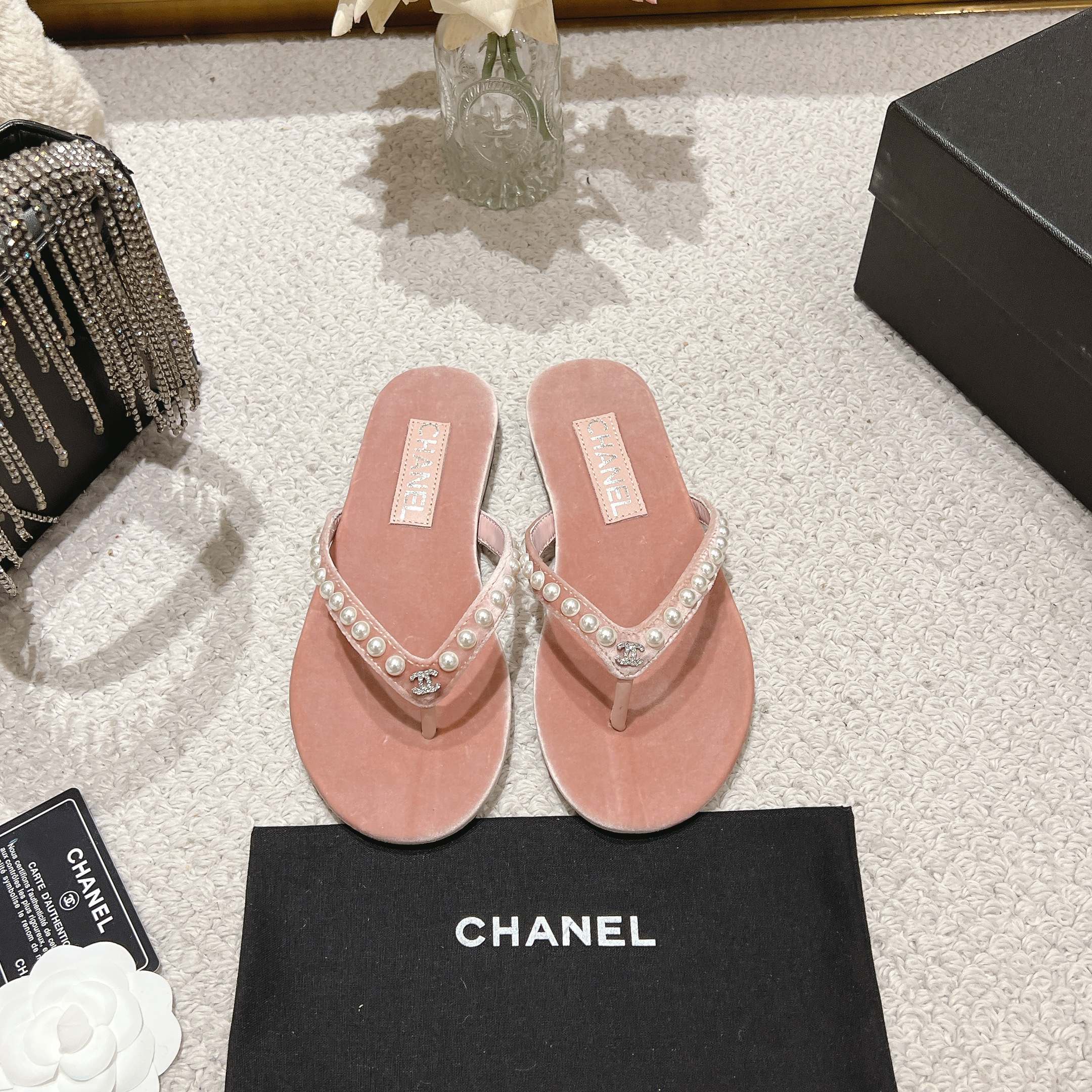 NO:234427,New clip-on flip flops!  This series is really amazing. How could it be so beautiful!  Summer is really invincible with salt and sweet~ The upper is made of original velvet, the inner is lambskin, genuine leather outsole, size 35-40 (40 customized), split-toe shoes, slippers, sheepskin, Leather soles19860909新款夹拖人字拖鞋！出 这一系列这真的是绝了 怎么会这么美！ 夏天真的是无敌搭配可盐可甜～ 鞋面采用原版丝绒 内里是小羊皮 真皮大底 码数35-40（40定制）,分趾鞋,slippers,sheepskin,Leather soles,Women's Shoes