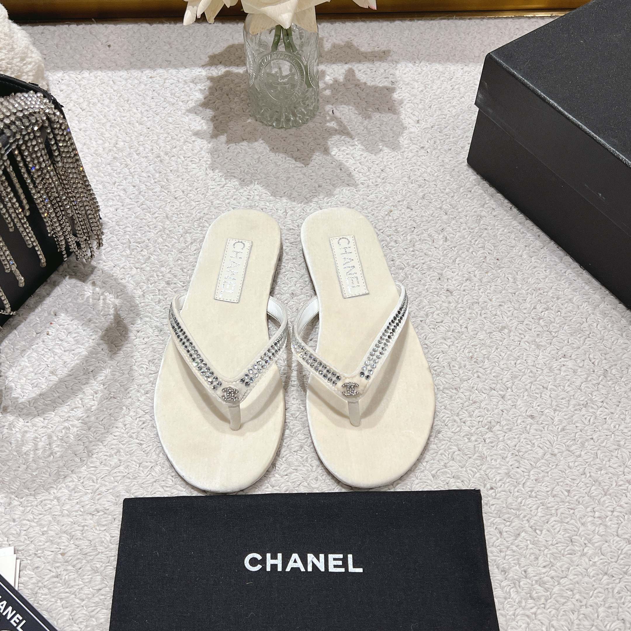 NO:164207,Chanel Xiaoxiang 25 new clip-on flip flops!  This series is really amazing. How could it be so beautiful!  Summer is really invincible with salt and sweet~ The upper is made of original velvet, inner sheepskin, outsole, genuine leather outsole, size 35-40 (40 customized), slippers, chanel, chanel, slippers, sheepskin, Leather soles19860909Chanel 香奈儿 小香25新款夹拖人字拖鞋！这一系列这真的是绝了 怎么会这么美！ 夏天真的是无敌搭配可盐可甜～ 鞋面采用原版丝绒 内里羊皮 大底真皮大底 码数35-40（40定制）,拖鞋,chanel,chanel,slippers,sheepskin,Leather soles,Women's Shoes