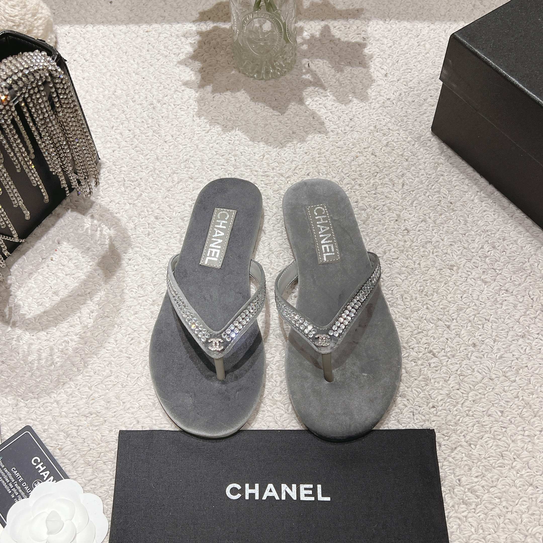 NO:234431,New clip-on flip flops!  This series is really amazing. How could it be so beautiful!  Summer is really invincible with salt and sweet~ The upper is made of original velvet, the inner is lambskin, genuine leather outsole, size 35-40 (40 customized), split-toe shoes, slippers, sheepskin, Leather soles19860909新款夹拖人字拖鞋！出 这一系列这真的是绝了 怎么会这么美！ 夏天真的是无敌搭配可盐可甜～ 鞋面采用原版丝绒 内里是小羊皮 真皮大底 码数35-40（40定制）,分趾鞋,slippers,sheepskin,Leather soles,Women's Shoes