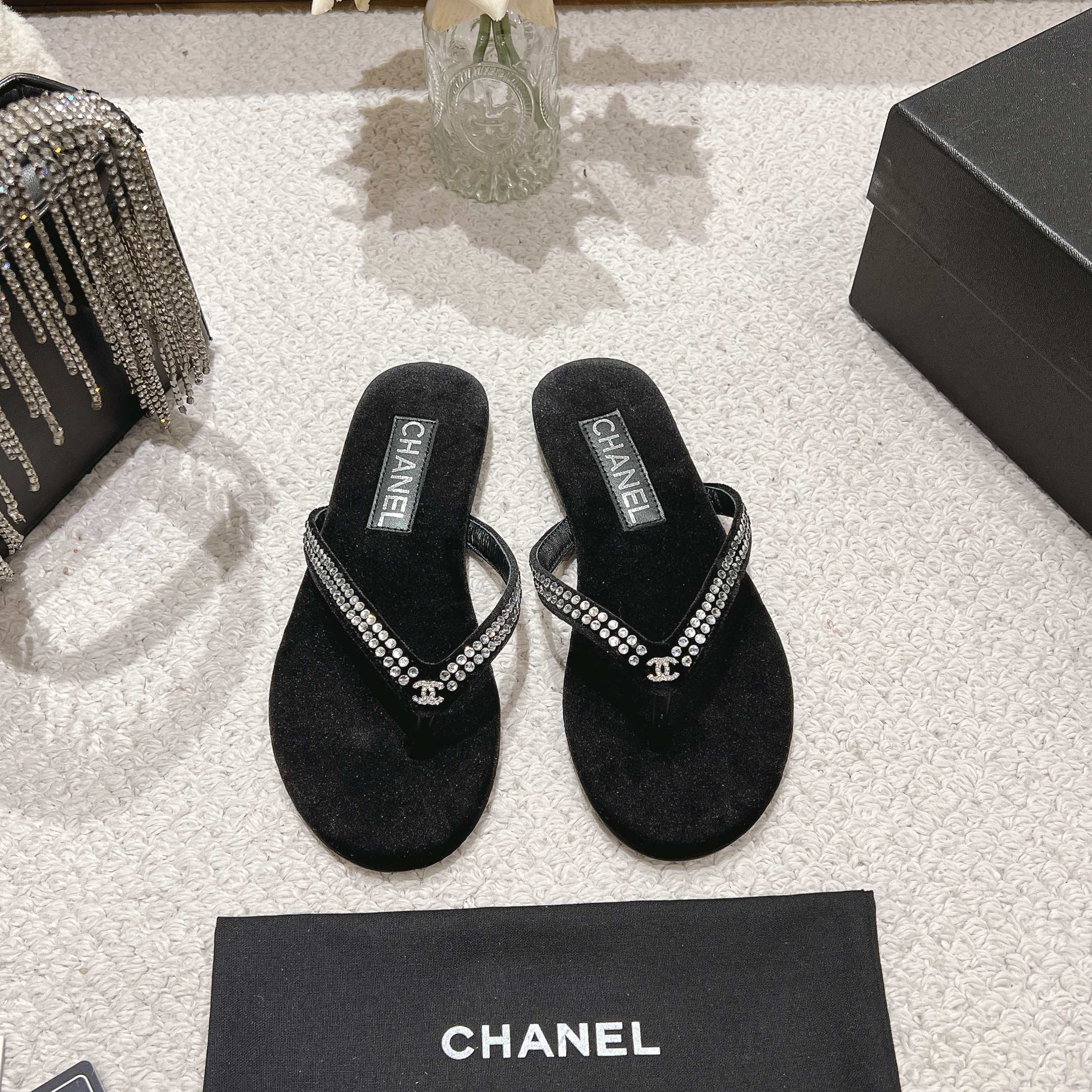 NO:166152,New clip-on flip flops!  This series is really amazing. How could it be so beautiful!  Summer is really invincible with salt and sweet~ The upper is made of original velvet, the inner is lambskin, genuine leather outsole, size 35-40 (40 customized), slippers, slippers, sheepskin, Leather soles19860909新款夹拖人字拖鞋！ 这一系列这真的是绝了 怎么会这么美！ 夏天真的是无敌搭配可盐可甜～ 鞋面采用原版丝绒 内里是小羊皮 真皮大底 码数35-40（40定制）,拖鞋,slippers,sheepskin,Leather soles,Women's Shoes