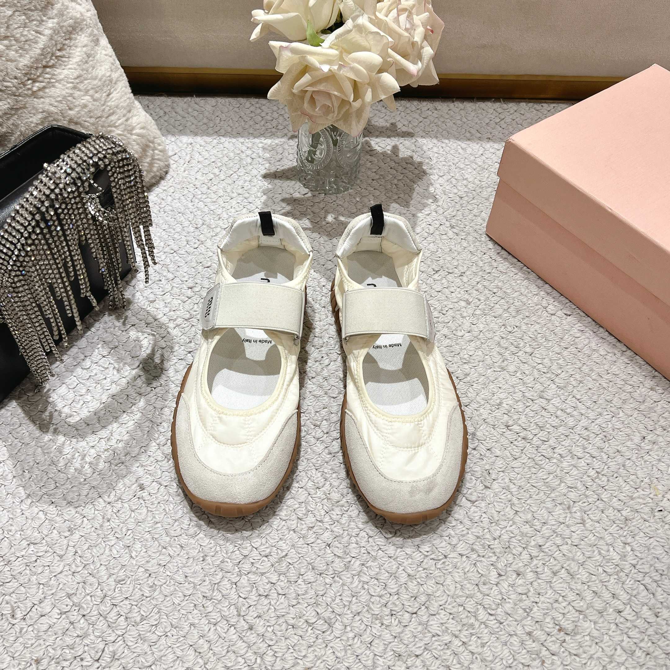 NO:234404,MiuMiu 25ss Spring and Summer New Cookie Shoes Forrest Gump Shoes Casual Sneakers Miumiu Latest Popular Design, Miu Miu style is integrated with the simple lines of this thick-soled silk rain cloth Marie Jane design, the chic logo is decorated on the tongue and back of the shoe, embellishing the retro design, adding iconic elements!  Thick sole design defines avant-garde modern style. Original custom fabric/beef velvet. Original imported soft sheepskin. Original open molded anti-slip rubber outsole. Size#35-40 (40 customization, no return or exchange), Mary Jane, miumiu, mary jane, sneakers, sheepskin, real silk.19860909出MiuMiu 缪缪 25ss 春夏新款 饼干鞋 阿甘鞋休闲运动鞋 miumiu最新爆款 前卫大胆的设计,Miu Miu风格融于此款厚底真丝雨布玛丽珍设计的简约线条, 别致徽标饰于鞋舌与背面,点缀复古设计,平添标志性元素！厚底设计定义前卫的现代风格 面料原版定制布料/牛反绒 内里原版进口柔软羊皮 鞋底原版开模防滑橡胶大底 Size#35-40（40定制不退换）,玛丽珍,miumiu,mary jane,sneakers,sheepskin,real silk,Women's Shoes