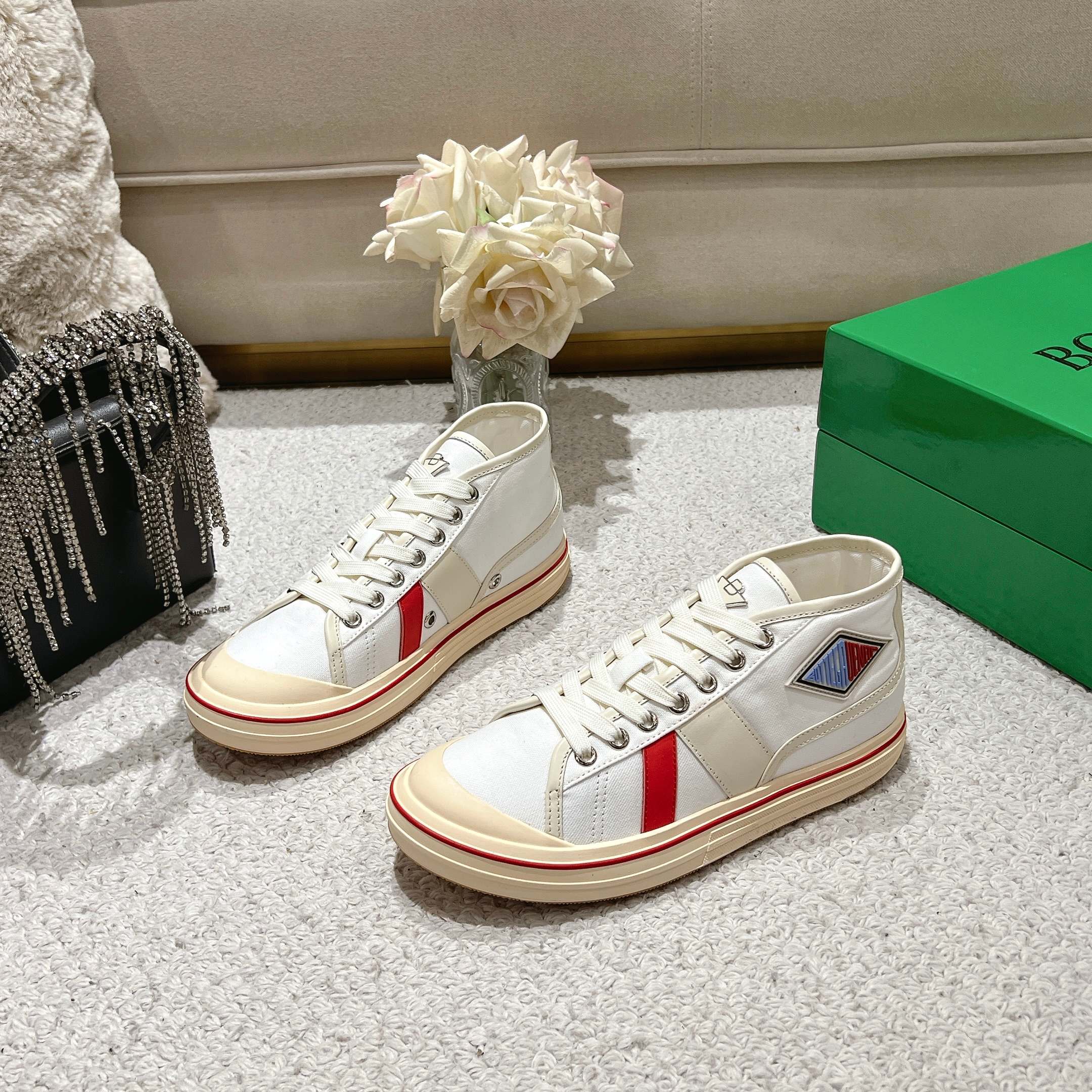 NO:235290,BOTTEG* VENETA BV25ss new retro Eliot sneakers are now available! BV's new Eliot is inspired by retro basketball shoes, and the childlike colors are youthful and energetic! The same style for men and women, you can wear couple shoes. The whole shoe is breathable and comfortable, the canvas upper is lightweight, and the upper is spliced ​​with soft and luxurious sheepskin inlay. The red line on each shoe is hand-painted, which is more tasteful and attitude! Size35-40, men's 39-44, 45 customized, casual shoes/sports shoes, bottega veneta, bottega veneta, bottega veneta, sneakers, sheepskin19860909出 BOTTEG* VENETA BV25ss 新款复古Eliot运动鞋上市即封神! BV全新的 Eliot 以复古篮球鞋为设计灵感,童趣 的色彩焕发青春活力!男女同款,可以做情侣鞋穿着哦 整个鞋子透气舒适,帆布鞋面自重轻盈,鞋帮 拼接处以柔软奢华的羊皮镶嵌包裹 每只鞋边的红线均为手工绘画,更具品味与态度喔! Size35-40,男39一44,45定做,休闲鞋/运动鞋,bottega veneta,bottega veneta,sneakers,sheepskin,Women's Shoes