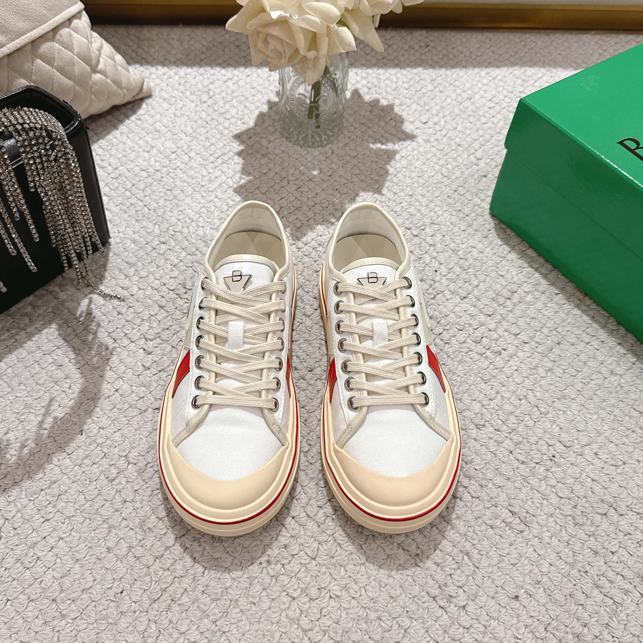 NO:249255,Men's 40 BV counter synchronization BOTTEG* VENETA BV25ss New retro Eliot sneakers are now on the market! BV's new Eliot is inspired by retro basketball shoes, and the childlike colors are youthful and energetic! The same style for men and women, you can wear couple shoes. The whole shoe is breathable and comfortable, the canvas upper is lightweight, and the upper is spliced ​​with soft and luxurious sheepskin inlay. The red line on each shoe is hand-painted, which is more tasteful and attitude! Women's size 35-40 Men's size 39-44 (45 can be customized), casual shoes/sports shoes, bottega veneta, bottega veneta, bottega veneta, sneakers, sheepskin19860909男40 BV专柜同步 BOTTEG* VENETA BV25ss 新款复古Eliot运动鞋上市即封神! BV全新的 Eliot 以复古篮球鞋为设计灵感,童趣 的色彩焕发青春活力!男女同款,可以做情侣鞋穿着哦 整个鞋子透气舒适,帆布鞋面自重轻盈,鞋帮 拼接处以柔软奢华的羊皮镶嵌包裹 每只鞋边的红线均为手工绘画,更具品味与态度喔! 女码35-40 男码39一44（45可定做）,休闲鞋/运动鞋,bottega veneta,bottega veneta,sneakers,sheepskin,Women's Shoes