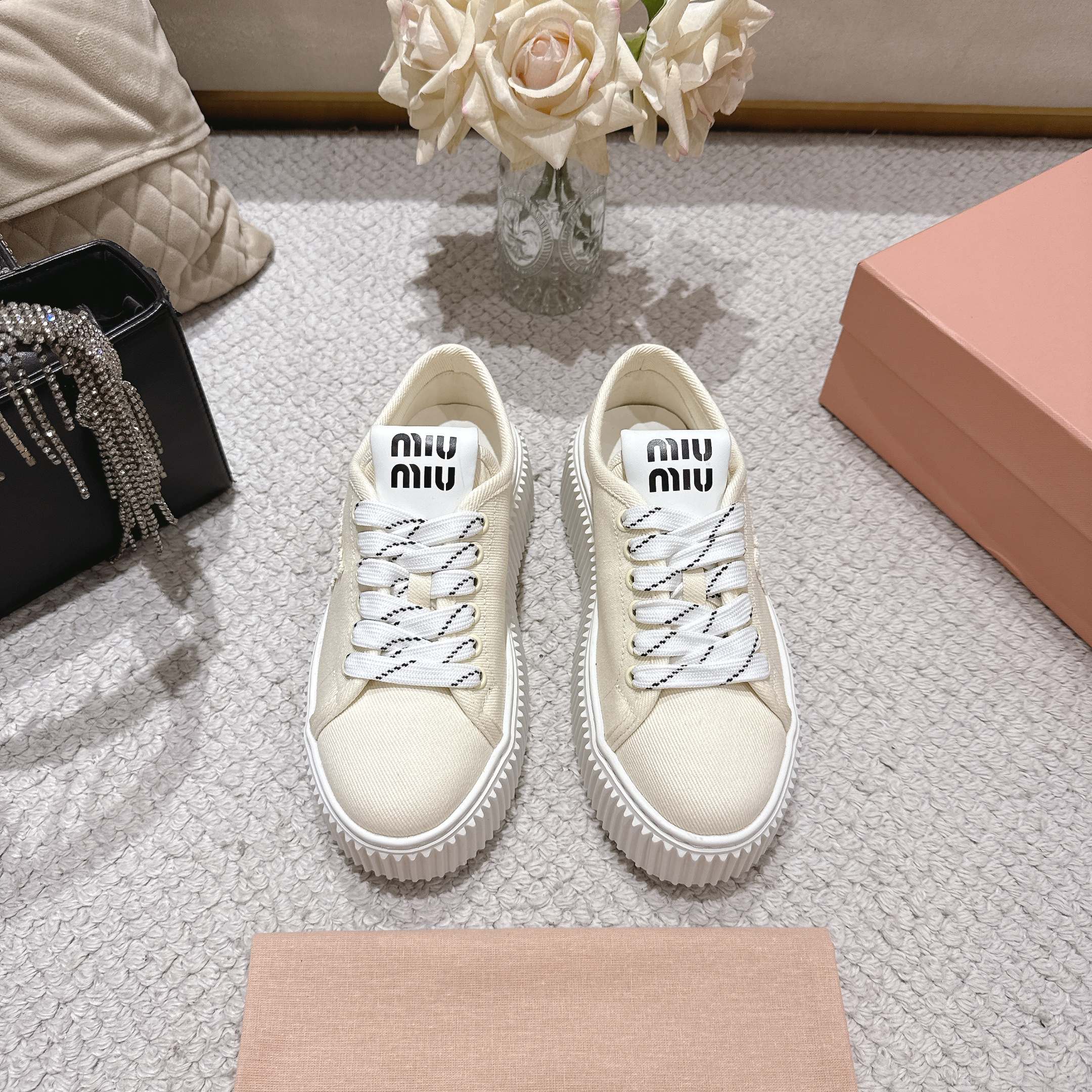 NO:257213,MiuMiu Spring and Summer Show Cookies Shoes, Thick-soled Shoes and White Shoes!  Sport shoes Simple sports shoe design, highly recognizable tongue, create a Buddhist sweet casual style~~The aura on the feet is very casual, long skirts, shorts, shorts, and wear a unique style~~ The fabric is made of high-density canvas, inner cowhide, footbed, inner lining, IP foam sole, height 4.5cm Size35~40, casual shoes/sports shoes, miumiu, sneakers, skirts, shorts, cowhide19860909MiuMiu 缪缪春夏走秀款饼干鞋,厚底鞋小白鞋！运动鞋 简约的运动板鞋设计,极具辨识度的鞋舌,打造佛系甜美的休闲风~~上脚气场十足随意搭配,长裙,短裙,短裤,穿出与众不同的风格~~  面料选用高密帆布面 内里牛皮垫脚内里 大底ip发泡大底 高度4.5cm Size35～40,休闲鞋/运动鞋,miumiu,sneakers,skirts,shorts,cowhide,Women's Shoes