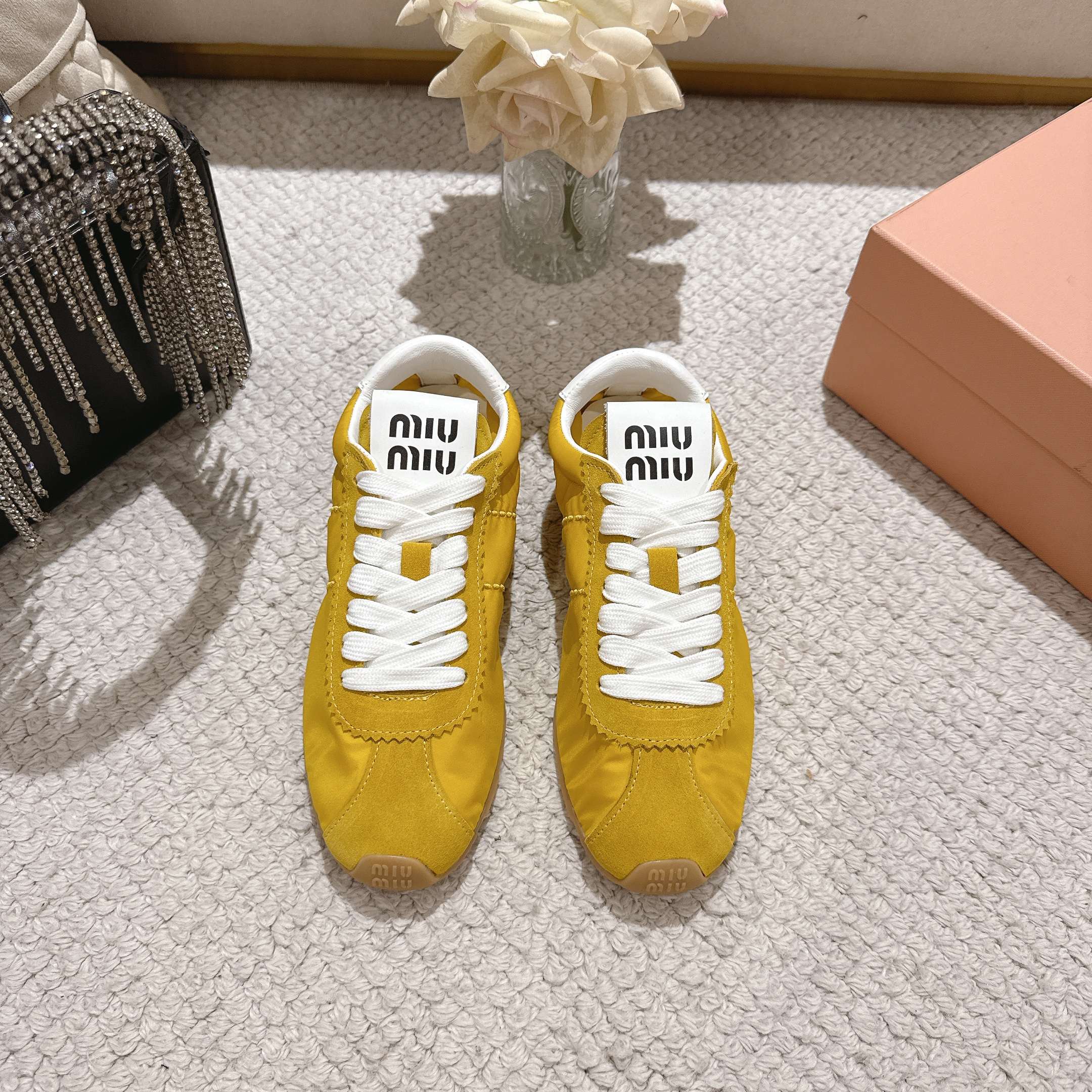 NO:257192,miumiu 25 early spring show new Forrest Gund training shoes have a three-dimensional upper design, three-dimensional embroidery, and it is simple and casual and unruly. It has a perfect retro appearance and can reflect the beauty of tannins. The whole pair of shoes is simple and fashionable. It is very light and versatile!  Size 35-40, casual shoes/sports shoes, miumiu, sneakers19860909miumiu 缪缪 25早春走秀新款阿甘德训鞋鞋面设计立体豆豆绣简单很随意不羁 复古颜值满分 又能体现单宁美感 整双鞋子设计简约时尚 上脚非常轻便而且百搭！ 码数35-40,休闲鞋/运动鞋,miumiu,sneakers,Women's Shoes