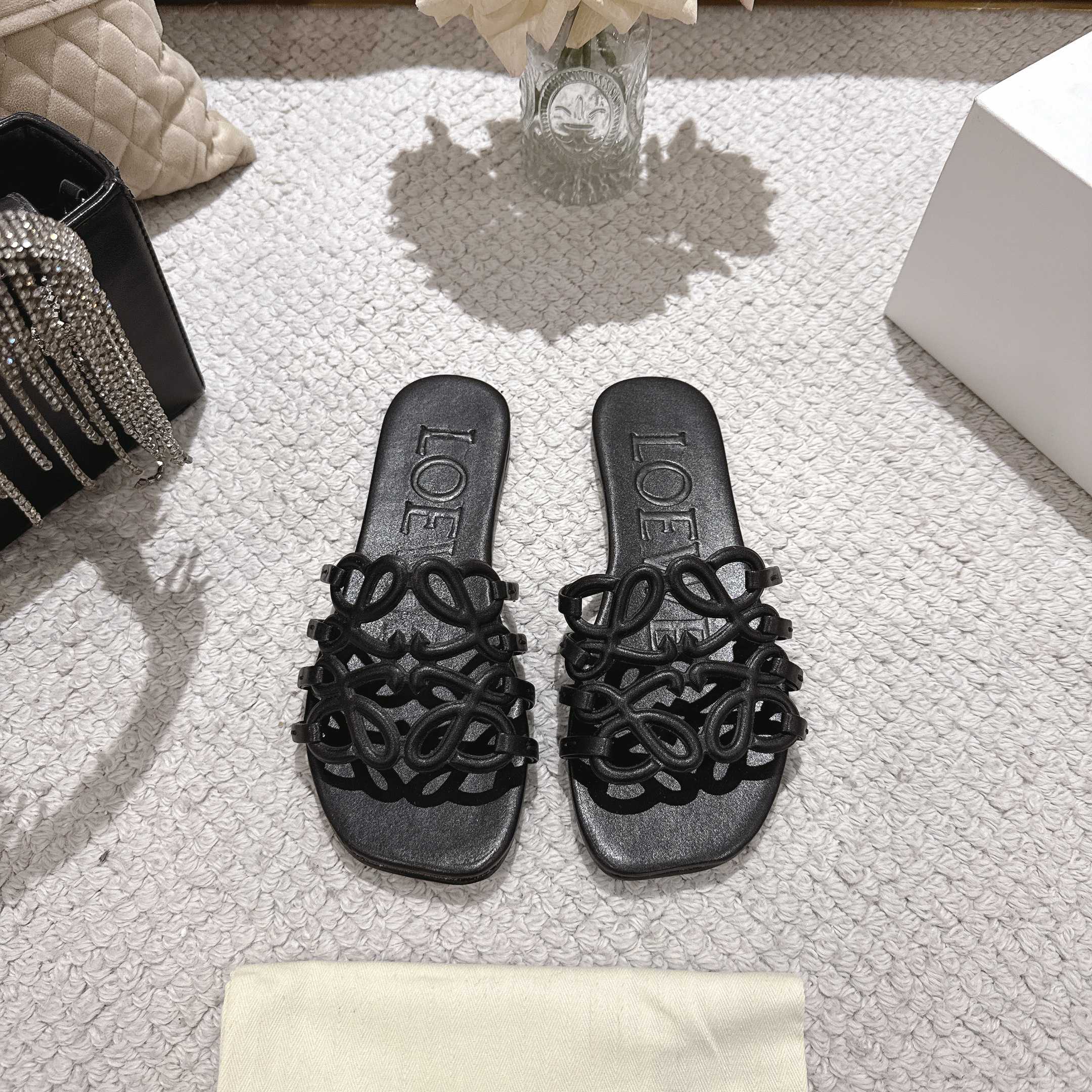 NO:250417,New products are available, Loewe｜Luoyiwei 5 Spring and summer new products This season's single products are super interesting and the whole network is popular. It's super nice to have fashionable essentials this year. Go materials are all made of top layer cowhide. Size 35-40, slippers, loewe, loewe, slippers, cowhide19860909出上新啦,Loewe｜罗意威5 春夏新品 本季单品超级有意思全网都火爆了,上脚超nice今年时髦必备单品 Go 材质全部采用头层牛皮 码数35-40,拖鞋,loewe,loewe,slippers,cowhide,Women's Shoes