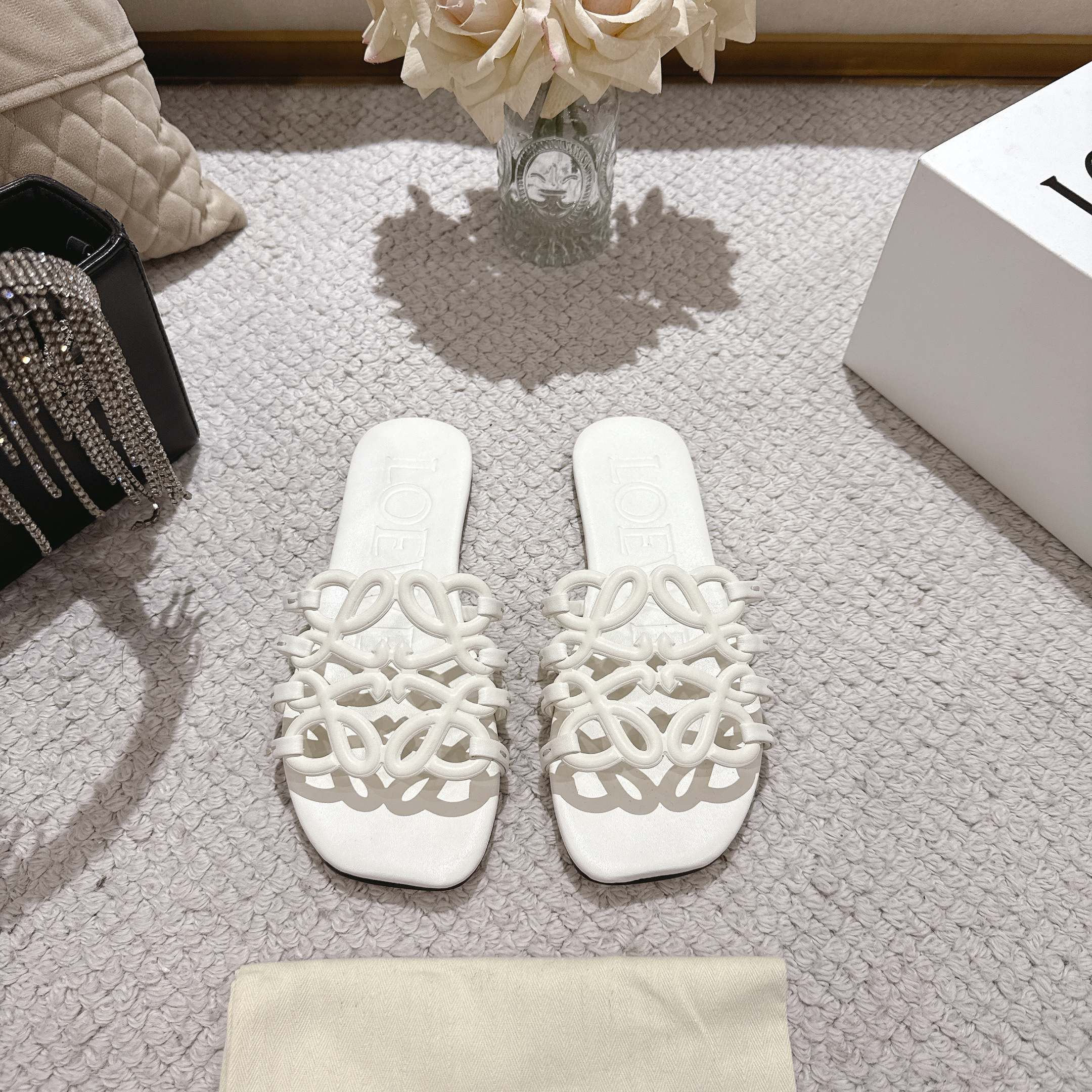 NO:250419,New products are available, Loewe｜Luoyiwei 5 Spring and summer new products This season's single products are super interesting and the whole network is popular. It's super nice to wear this year's fashionable essentials. Go materials are all made of top layer cowhide. Size 35-41, slippers, loewe, loewe, slippers, cowhide19860909出上新啦,Loewe｜罗意威5 春夏新品 本季单品超级有意思全网都火爆了,上脚超nice今年时髦必备单品 Go 材质全部采用头层牛皮 码数35-41,拖鞋,loewe,loewe,slippers,cowhide,Women's Shoes