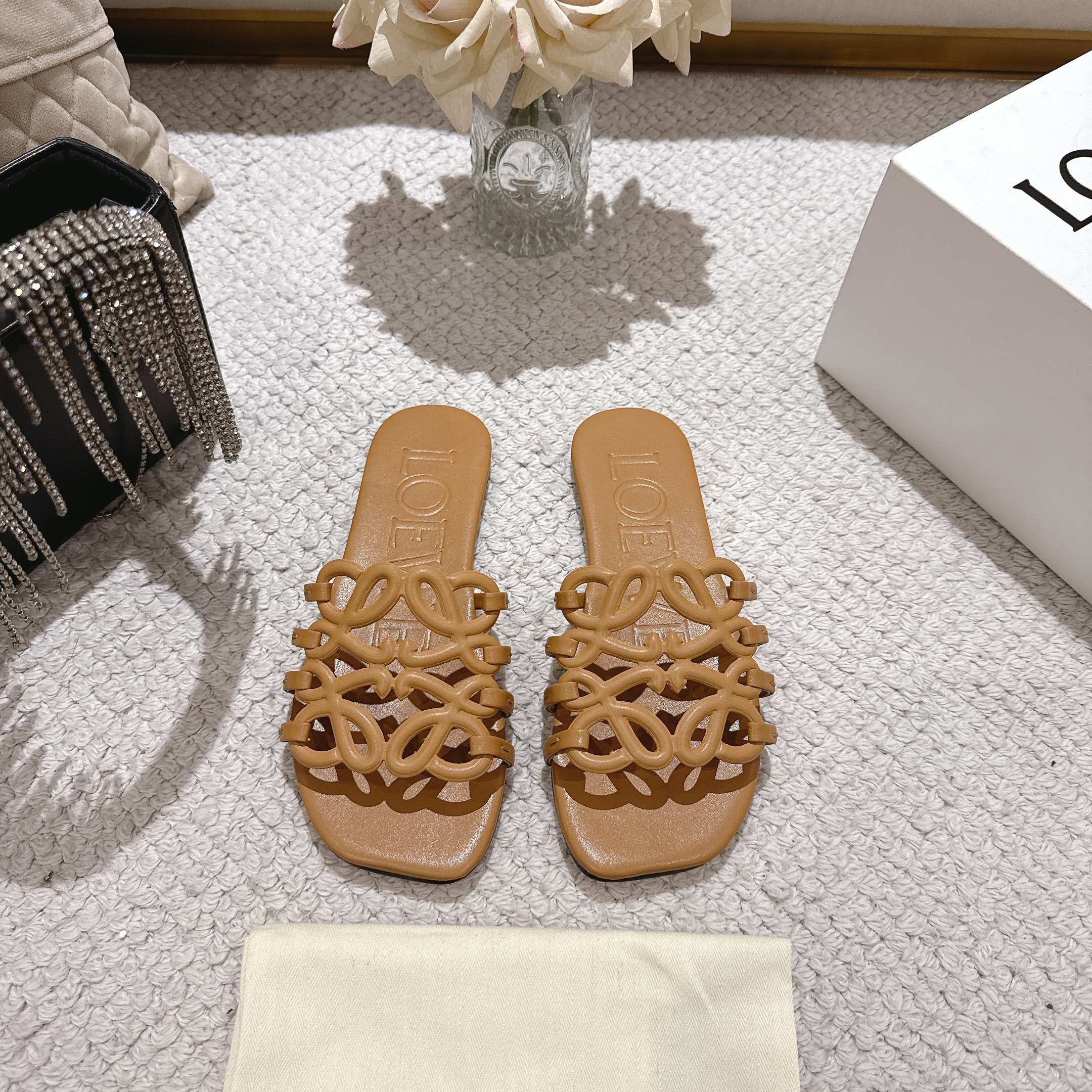 NO:250421,New products are available, Loewe｜Luoyiwei 5 Spring and summer new products This season's single products are super interesting and the whole network is popular. It's super nice to have fashionable essentials this year. Go materials are all made of top layer cowhide. Size 35-40, slippers, loewe, loewe, slippers, cowhide19860909出上新啦,Loewe｜罗意威5 春夏新品 本季单品超级有意思全网都火爆了,上脚超nice今年时髦必备单品 Go 材质全部采用头层牛皮 码数35-40,拖鞋,loewe,loewe,slippers,cowhide,Women's Shoes