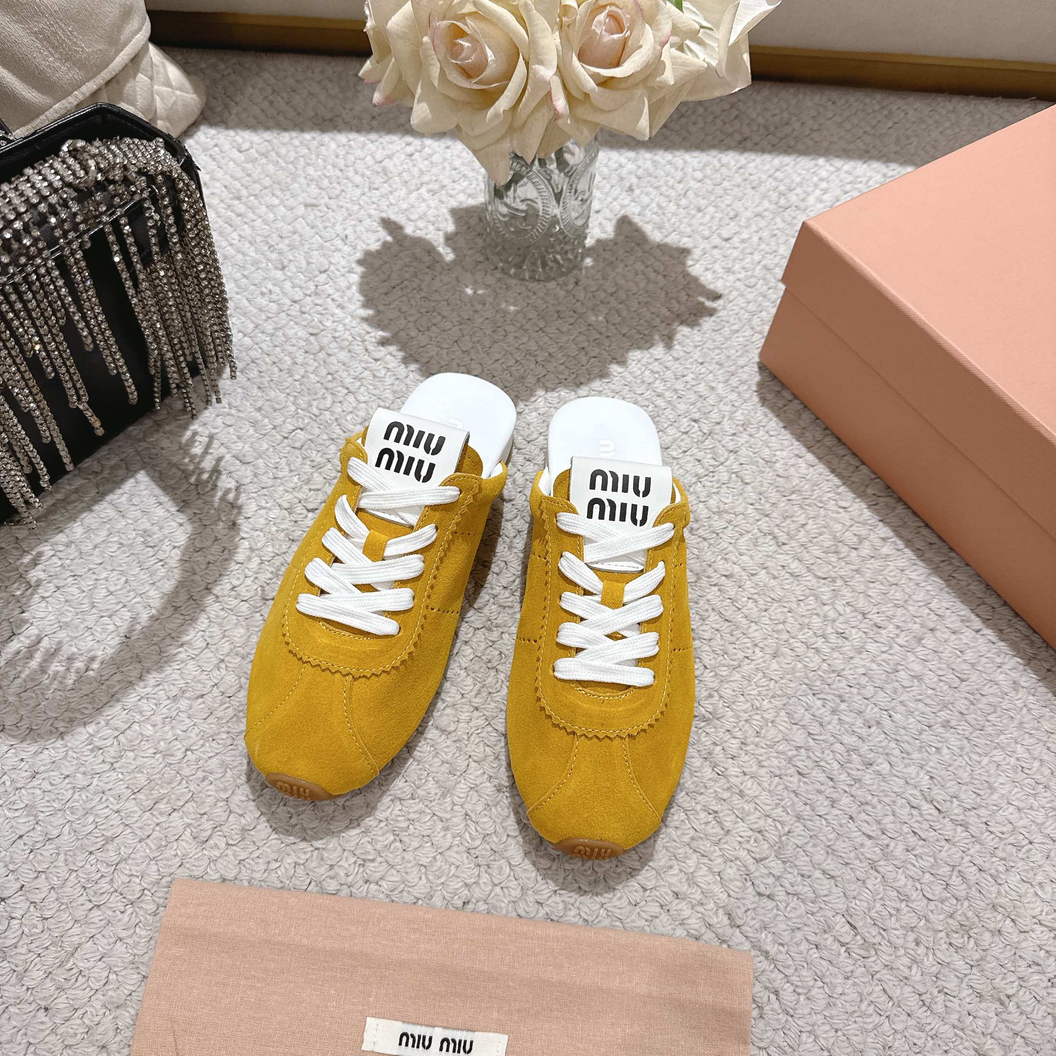 NO:670012,miumi's new Agan De training shoes sneakers for the early spring catwalk, Jujuju's easy-to-wear De training shoes, Miu Miu's early spring catwalk De training shoes, simple and casual, with full retro looks and the beauty of denim. The whole pair of shoes is simple and fashionable in design, very light on the feet and versatile!  Size 35-40, casual shoes/sports shoes, miumiu, sneakers19860909miumi早春走秀新款阿甘德训鞋运动鞋, 巨巨巨好穿的德训鞋, 缪缪这款,早春走秀款德训鞋,简单很随意不羁 复古颜值满分 又能体现单宁美感 整双鞋子设计简约时尚 上脚非常轻便而且百搭！ 码数35-40,休闲鞋/运动鞋,miumiu,sneakers,Women's Shoes