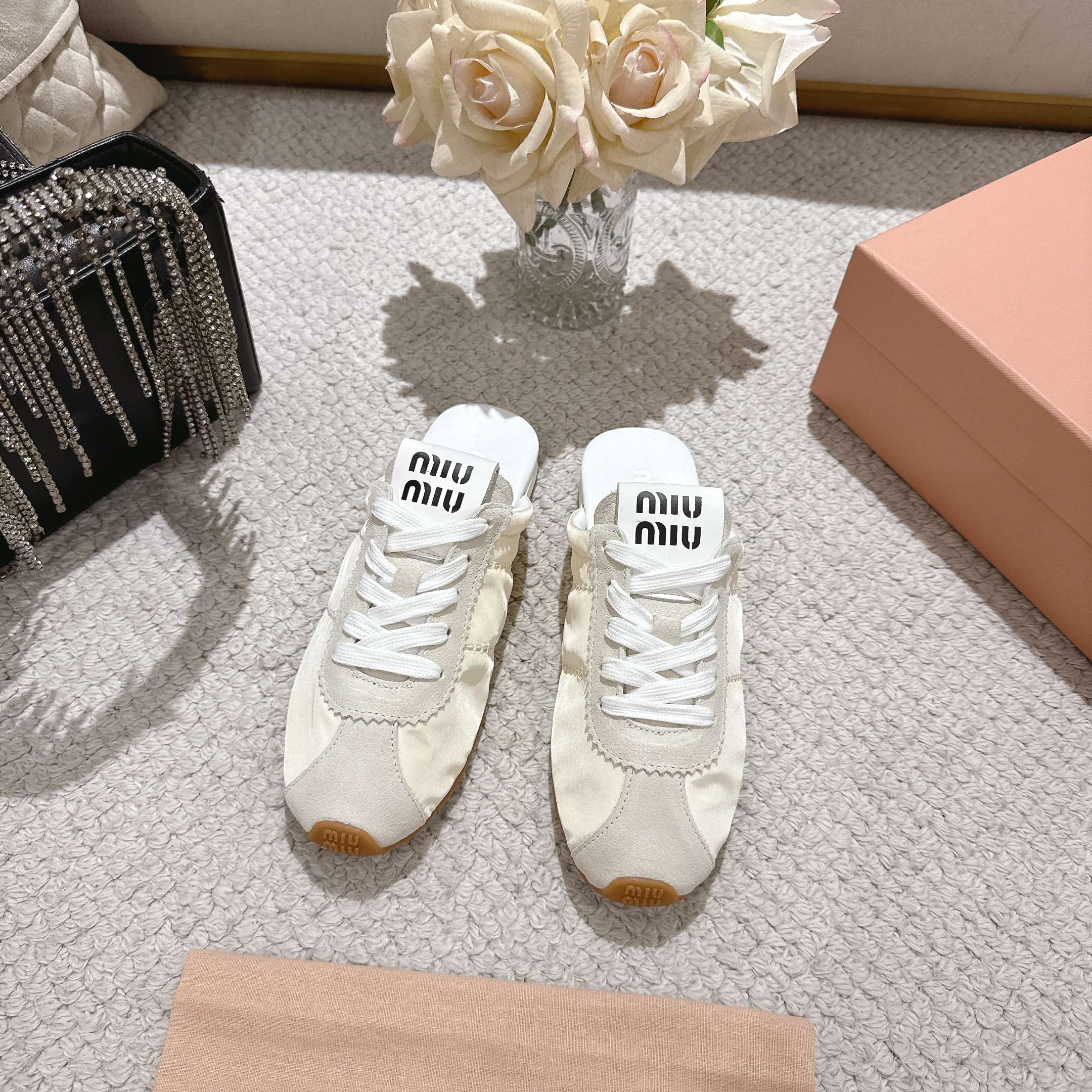 NO:670014,miumiu's new Forrest sneakers for early spring catwalks, Jujuju's easy-to-wear morale shoes, Miumiu's early spring catwalk style sneakers, simple, casual and uninhibited, full of retro looks, and able to reflect the beauty of denim. The whole pair of shoes has a simple and fashionable design. They are very light on the feet and versatile!  Size 35-40, casual shoes/sports shoes, miumiu, sneakers19860909miumiu 早春走秀新款阿甘德训鞋运动鞋, 巨巨巨好穿的德训鞋, 缪缪这款,早春走秀款德训鞋,简单很随意不羁 复古颜值满分 又能体现单宁美感 整双鞋子设计简约时尚 上脚非常轻便而且百搭！ 码数35-40,休闲鞋/运动鞋,miumiu,sneakers,Women's Shoes