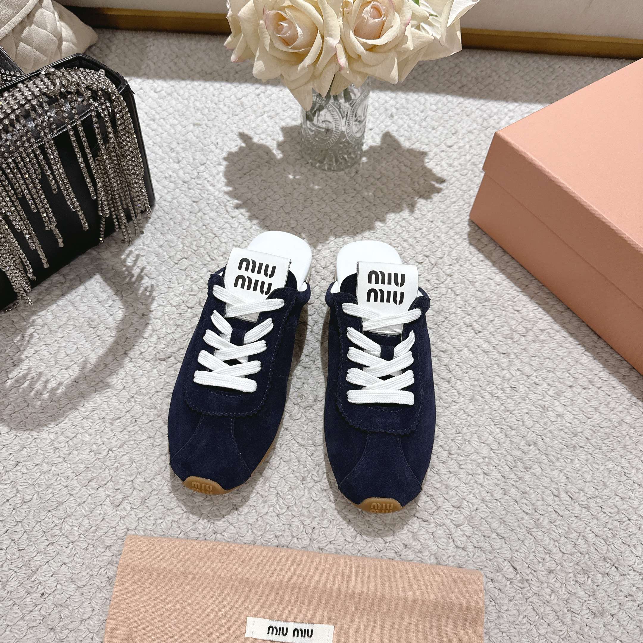 NO:669999,miu's new Agan De training shoes sneakers for early spring catwalks, Jujuju's easy-to-wear De training shoes, Miu Miu's early spring catwalk De training shoes, simple and casual, with full retro looks and the beauty of denim. The whole pair of shoes has a simple and fashionable design. They are very light on the feet and versatile!  Size 35-40, casual shoes/sports shoes, miumiu, sneakers19860909miu早春走秀新款阿甘德训鞋运动鞋, 巨巨巨好穿的德训鞋, 缪缪这款,早春走秀款德训鞋,简单很随意不羁 复古颜值满分 又能体现单宁美感 整双鞋子设计简约时尚 上脚非常轻便而且百搭！ 码数35-40,休闲鞋/运动鞋,miumiu,sneakers,Women's Shoes