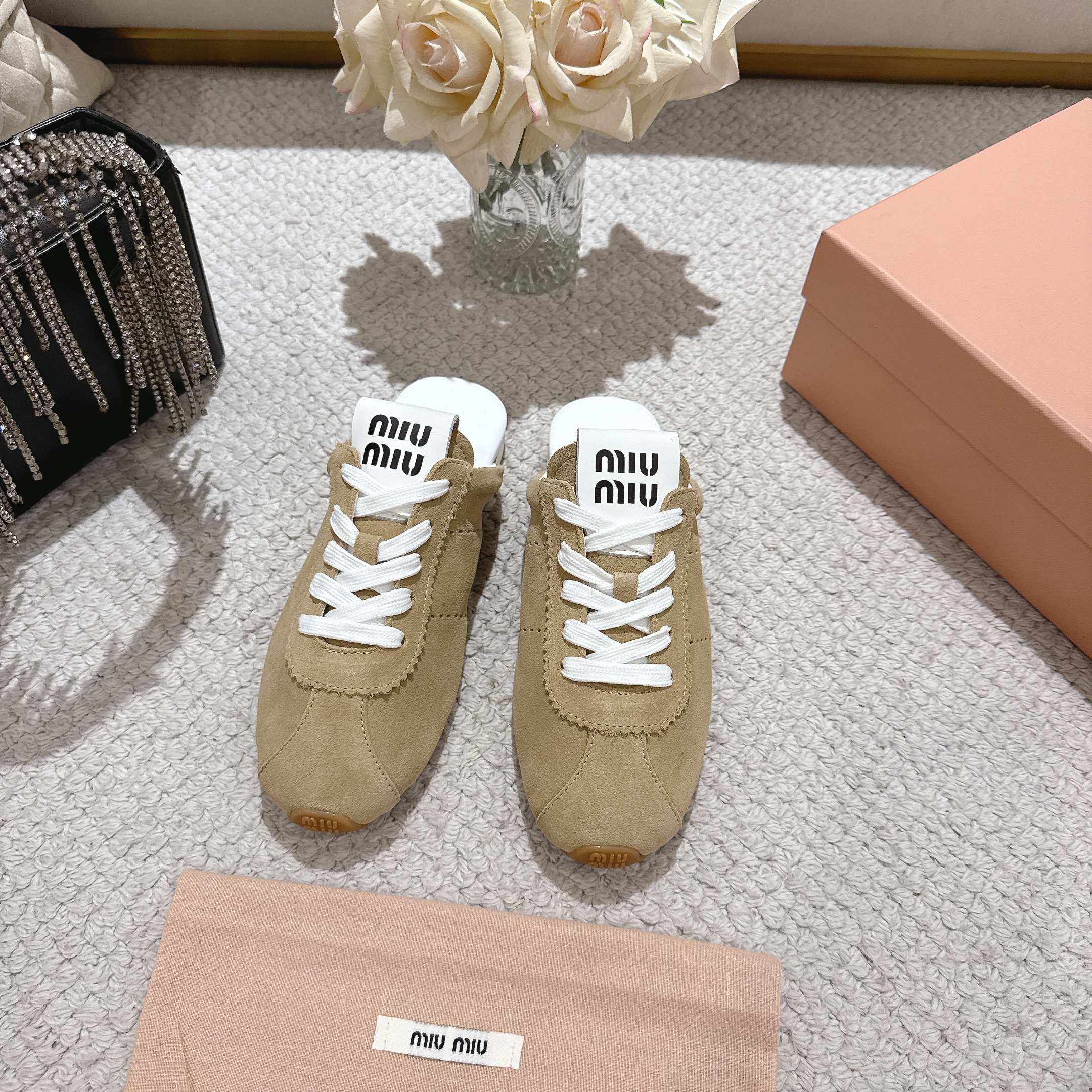 NO:670001,mium's new Forrest sneakers for the early spring catwalk show, Jujuju's easy-to-wear moral training shoes, Miu Miu's early spring catwalk style moral training shoes, simple and casual, with full retro looks and the beauty of denim. The whole pair of shoes is simple and fashionable in design, very light on the feet and versatile!  Size 35-40, casual shoes/sports shoes, miumiu, sneakers19860909mium早春走秀新款阿甘德训鞋运动鞋, 巨巨巨好穿的德训鞋, 缪缪这款,早春走秀款德训鞋,简单很随意不羁 复古颜值满分 又能体现单宁美感 整双鞋子设计简约时尚 上脚非常轻便而且百搭！ 码数35-40,休闲鞋/运动鞋,miumiu,sneakers,Women's Shoes