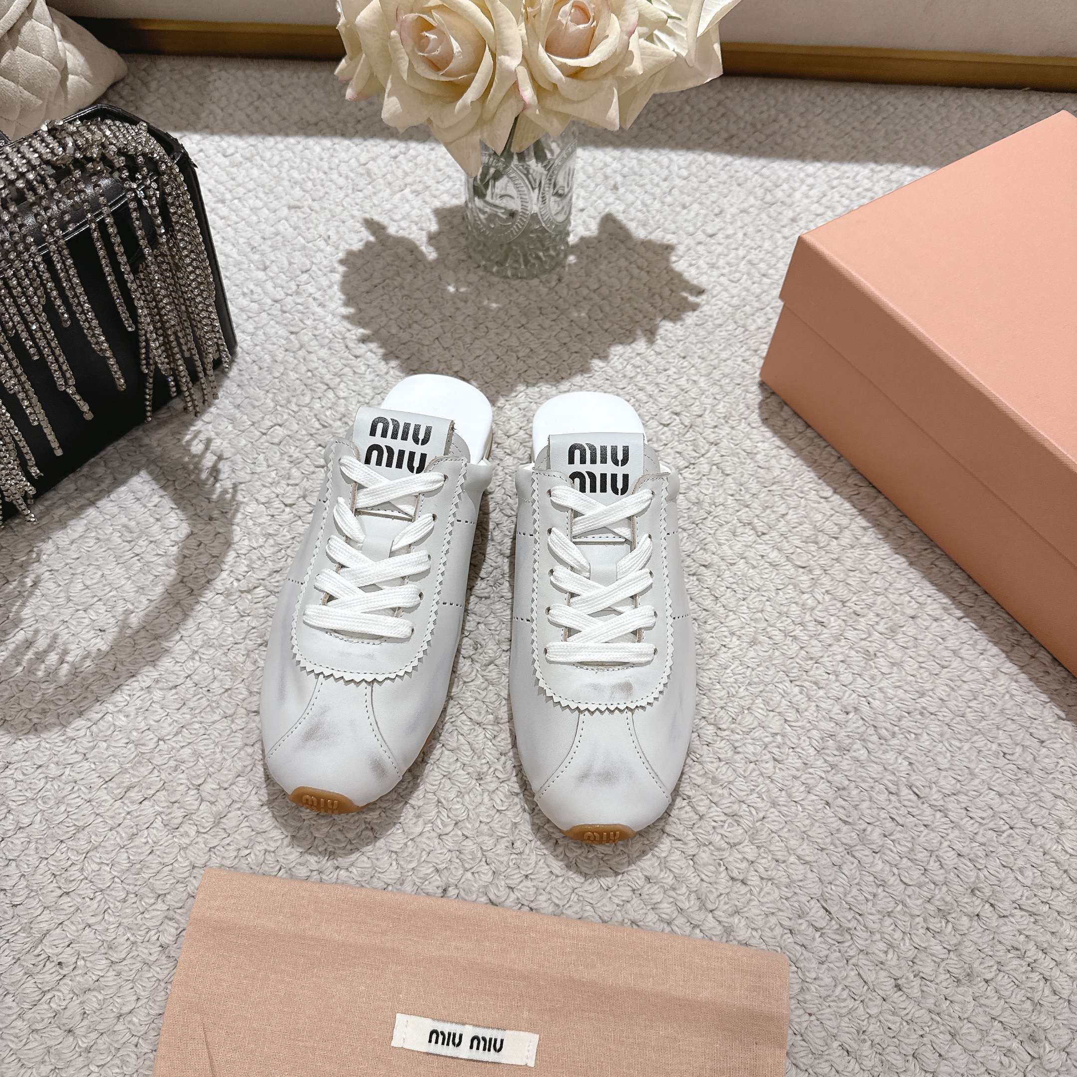 NO:670003,miumiu's new Forrest sneakers for early spring catwalks, Jujuju's easy-to-wear morale shoes, Miumiu's early spring catwalk style sneakers, simple, casual and uninhibited, full of retro looks, and able to reflect the beauty of denim. The whole pair of shoes has a simple and fashionable design. They are very light on the feet and versatile!  Size 35-40, casual shoes/sports shoes, miumiu, sneakers19860909miumiu 早春走秀新款阿甘德训鞋运动鞋, 巨巨巨好穿的德训鞋, 缪缪这款,早春走秀款德训鞋,简单很随意不羁 复古颜值满分 又能体现单宁美感 整双鞋子设计简约时尚 上脚非常轻便而且百搭！ 码数35-40,休闲鞋/运动鞋,miumiu,sneakers,Women's Shoes