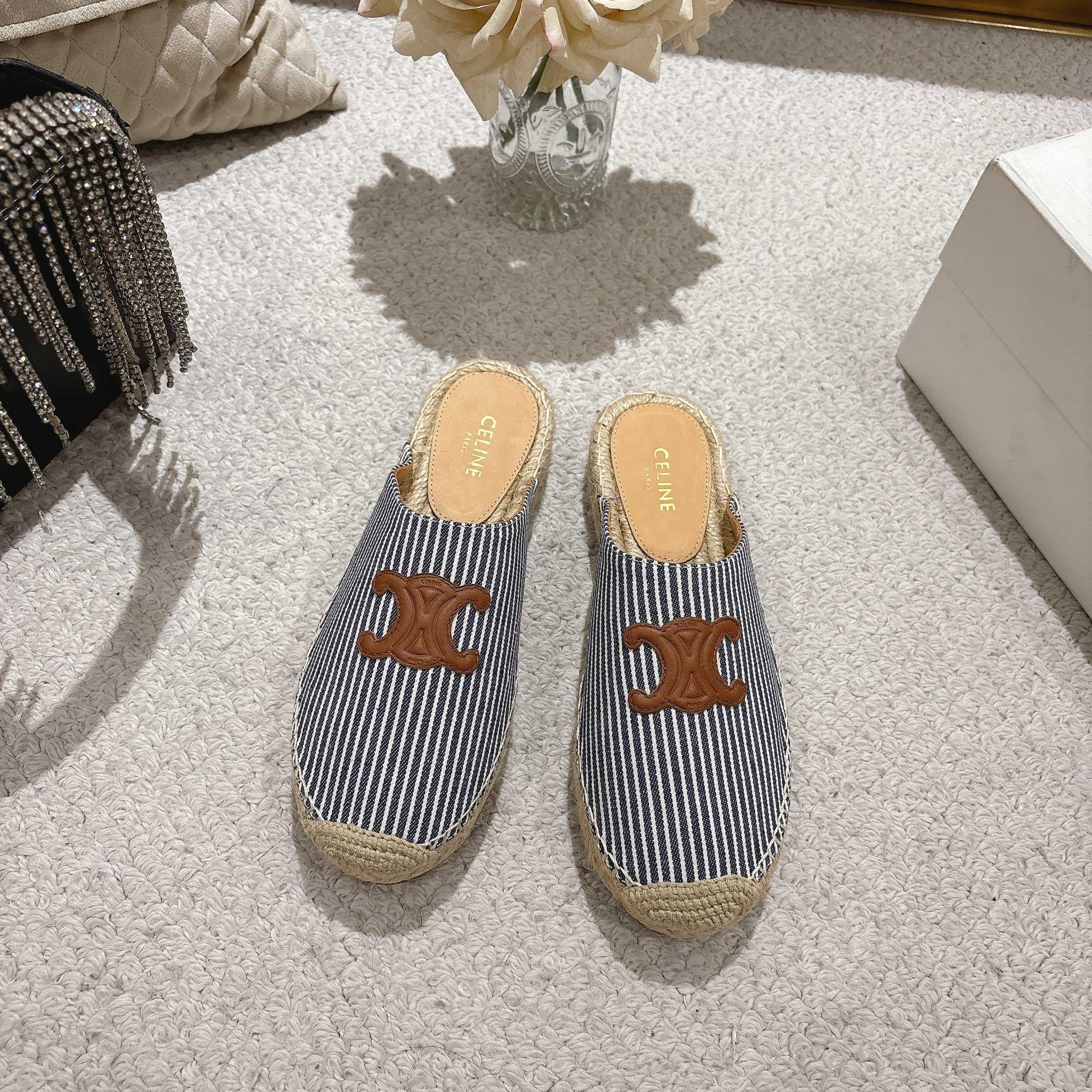 NO:415726,Celine Silin's latest Arc de Triomphe fisherman's shoes in spring and summer. There are many celebrities and celebrities growing grass. A counter is hard to find. Classic and timeless shoe shape. Simple design. Recognizable brand tone. Frosted cowhide imported breathable cloth logo embossing process. One foot lazy shoes. Single shoe style rope weaving rope sole. Matched with rubber sole. Open and close. Very comfortable on the feet. Size35-40. Semi-torking. Celine, espadrilles, cowhide.19860909celine思琳家春夏最新款凯旋门渔夫鞋 超多明星网红种草 专柜一鞋难求 经典永不过时的鞋型 简约的设计 极具辨识度的品牌调性 磨砂牛皮进口透气布logo压花工艺 一脚蹬懒人鞋 单鞋款绳编麻绳底 搭配橡胶鞋底一脚蹬开合 上脚非常舒适Size35-40,半拖,celine,espadrilles,cowhide,Women's Shoes