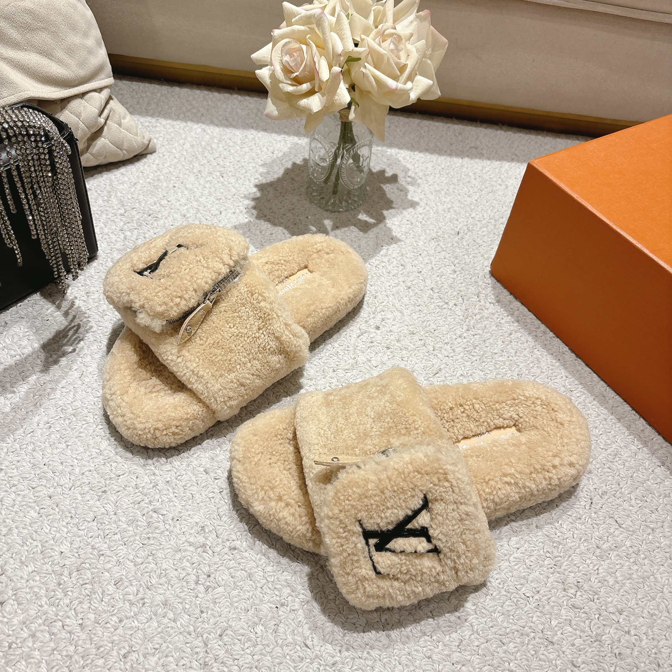 NO:442695,Batch LV new style fleece wool lazy slippers A must-have for lazy people to wear and addictive slippers. The huge soft and comfortable feeling will help you get rid of all the constraints. The footbed is very close to the soles of the feet. It is very comfortable to wear. It is a comfortable feeling visible to the naked eye. It is a stress-free day. The original mold is anti-slip and wear-resistant. Size35-41, fur shoes and slippers, louis vuitton, slippers19860909批 LV 新款毛拖 羊毛懒人拖鞋 懒人必备穿了会上瘾的拖鞋 巨软巨舒服 让你摆脱一切的束缚感 垫脚脚床很贴合脚底 穿着非常舒服 是肉眼可见的舒适感 暴走一天无压力 原版开模耐防滑又耐磨 Size35-41,毛毛鞋拖鞋,louis vuitton,slippers,Women's Shoes