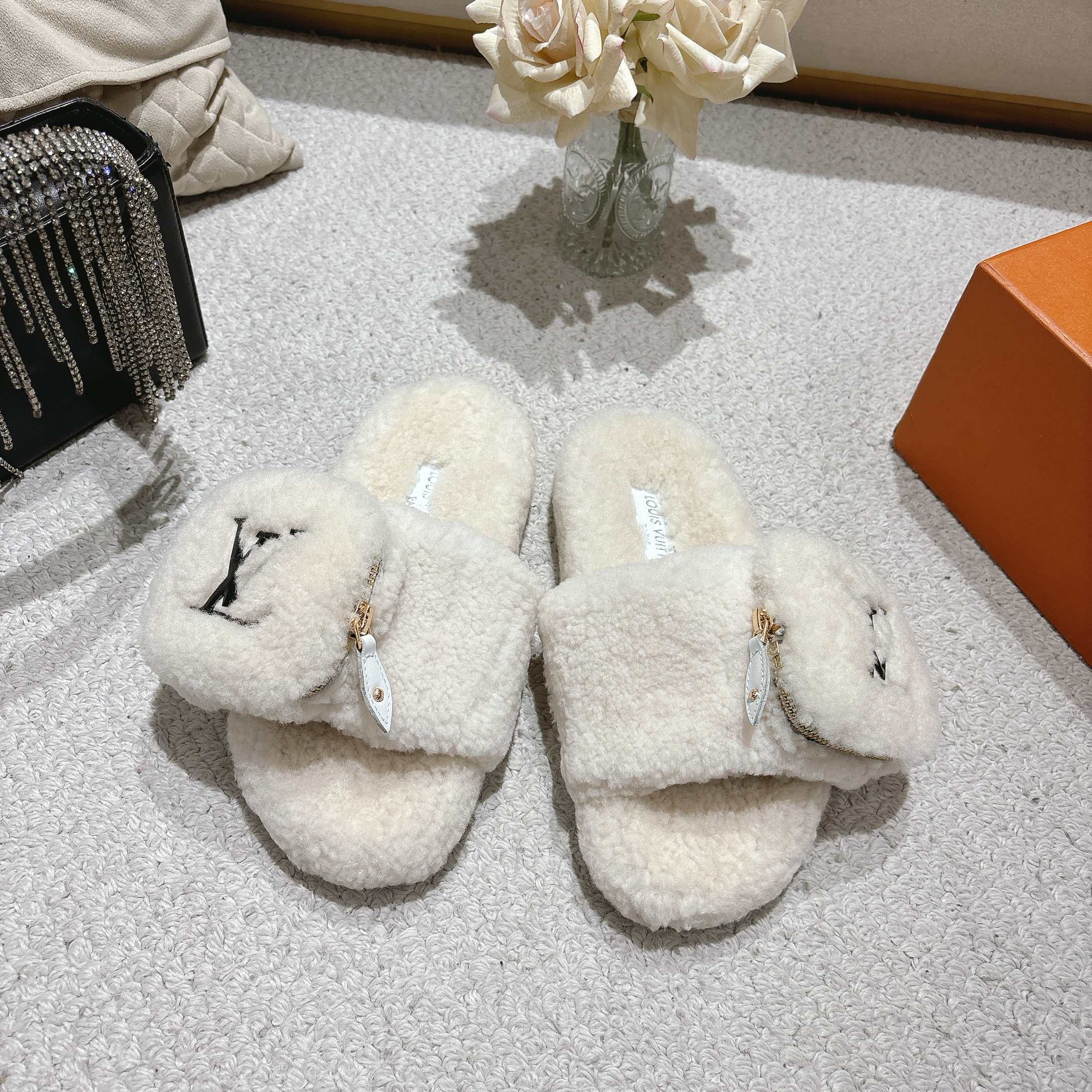 NO:442878,LV new wool lazier slippers. A must-have for lazy people to wear. It is very soft and comfortable to get rid of all the constraints. The footbed is very close to the soles of the feet. It is very comfortable to wear. It is a comfortable feeling visible to the naked eye. It is a stress-free day. The original mold is anti-slip and wear-resistant. Size35-40, fur shoes and slippers, louis vuitton, slippers19860909LV 新款羊毛拖懒人拖鞋 懒人必备穿了会上瘾的拖鞋 巨软巨舒服 让你摆脱一切的束缚感 垫脚脚床很贴合脚底 穿着非常舒服 是肉眼可见的舒适感 暴走一天无压力 原版开模耐防滑又耐磨 Size35-40,毛毛鞋拖鞋,louis vuitton,slippers,Women's Shoes