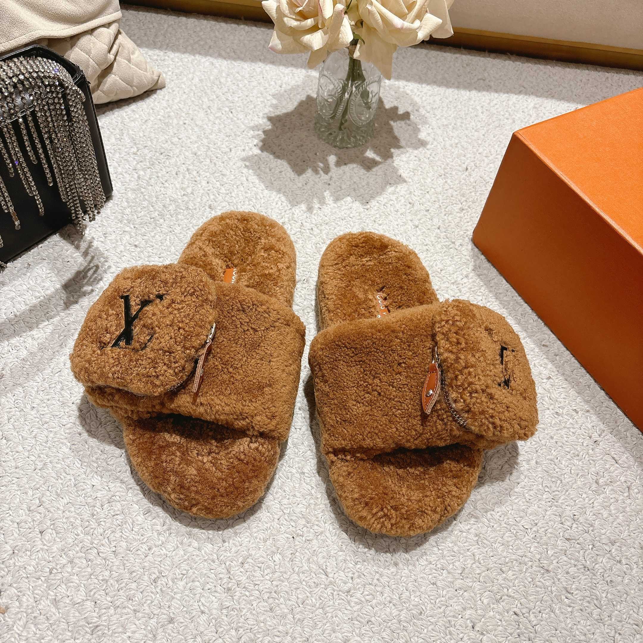 NO:442711,Batch LV new style fleece wool lazy slippers A must-have for lazy people to wear and addictive slippers. The huge soft and comfortable feeling will help you get rid of all the constraints. The footbed is very close to the soles of the feet. It is very comfortable to wear. It is a comfortable feeling visible to the naked eye. It is a stress-free day. The original mold is anti-slip and wear-resistant. Size35-40, fleece slippers, louis vuitton, slippers19860909批 LV 新款毛拖 羊毛懒人拖鞋 懒人必备穿了会上瘾的拖鞋 巨软巨舒服 让你摆脱一切的束缚感 垫脚脚床很贴合脚底 穿着非常舒服 是肉眼可见的舒适感 暴走一天无压力 原版开模耐防滑又耐磨 Size35-40,毛毛鞋拖鞋,louis vuitton,slippers,Women's Shoes