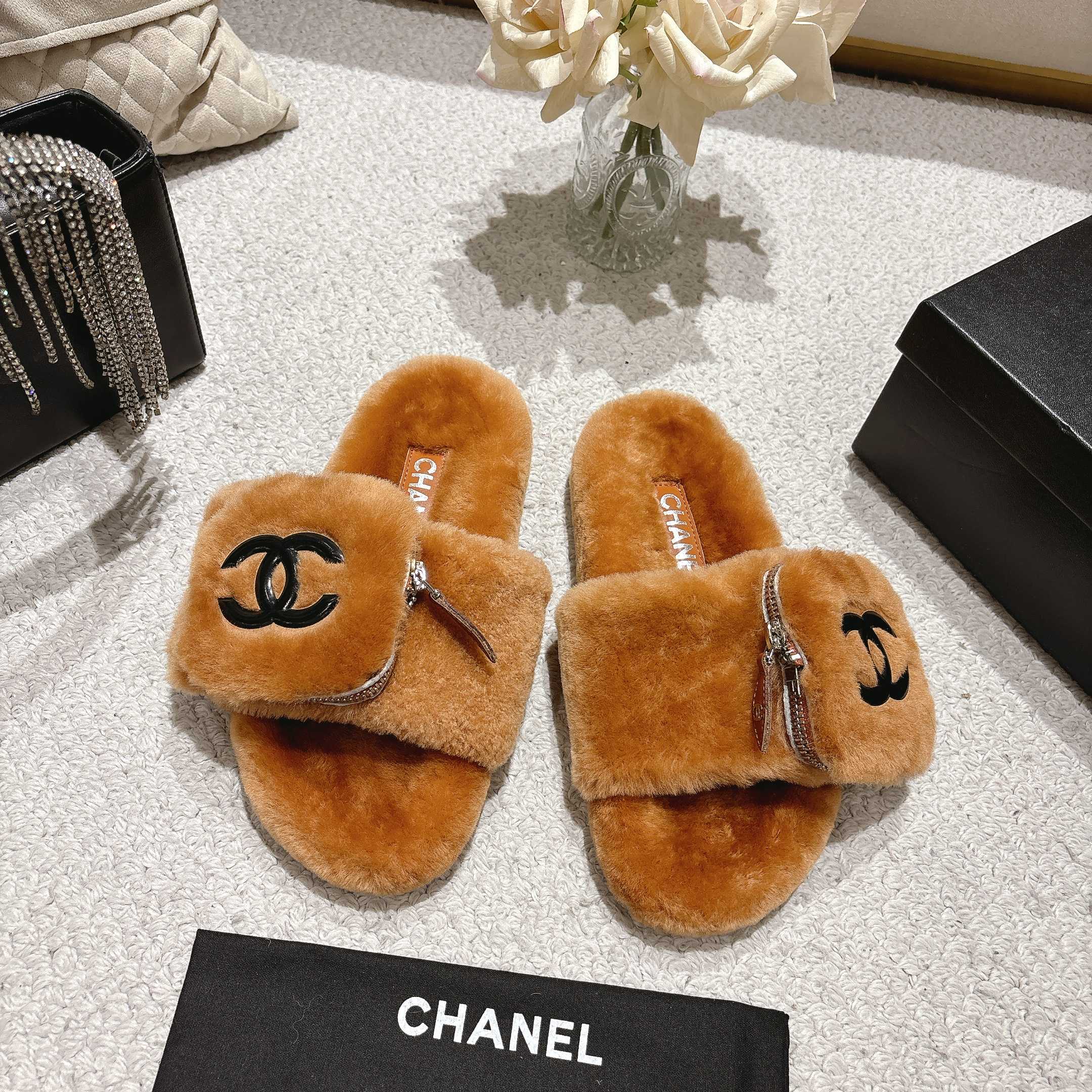 NO:442718,CHANEL's new style of fur flops, wool lazy slippers, a must-have for lazy people to wear, which will be addictive, huge and comfortable, allowing you to get rid of all the constraints. The footbed is very close to the soles of the feet, very comfortable to wear, it is a sense of comfort visible to the naked eye, and it is stress-free for a day. The original mold is open and anti-slip and wear-resistant. Size35-40, fur shoes and slippers, chanel, slippers19860909批 香奈儿新款毛拖 羊毛懒人拖鞋 懒人必备穿了会上瘾的拖鞋 巨软巨舒服 让你摆脱一切的束缚感 垫脚脚床很贴合脚底 穿着非常舒服 是肉眼可见的舒适感 暴走一天无压力 原版开模耐防滑又耐磨 Size35-40,毛毛鞋拖鞋,chanel,slippers,Women's Shoes