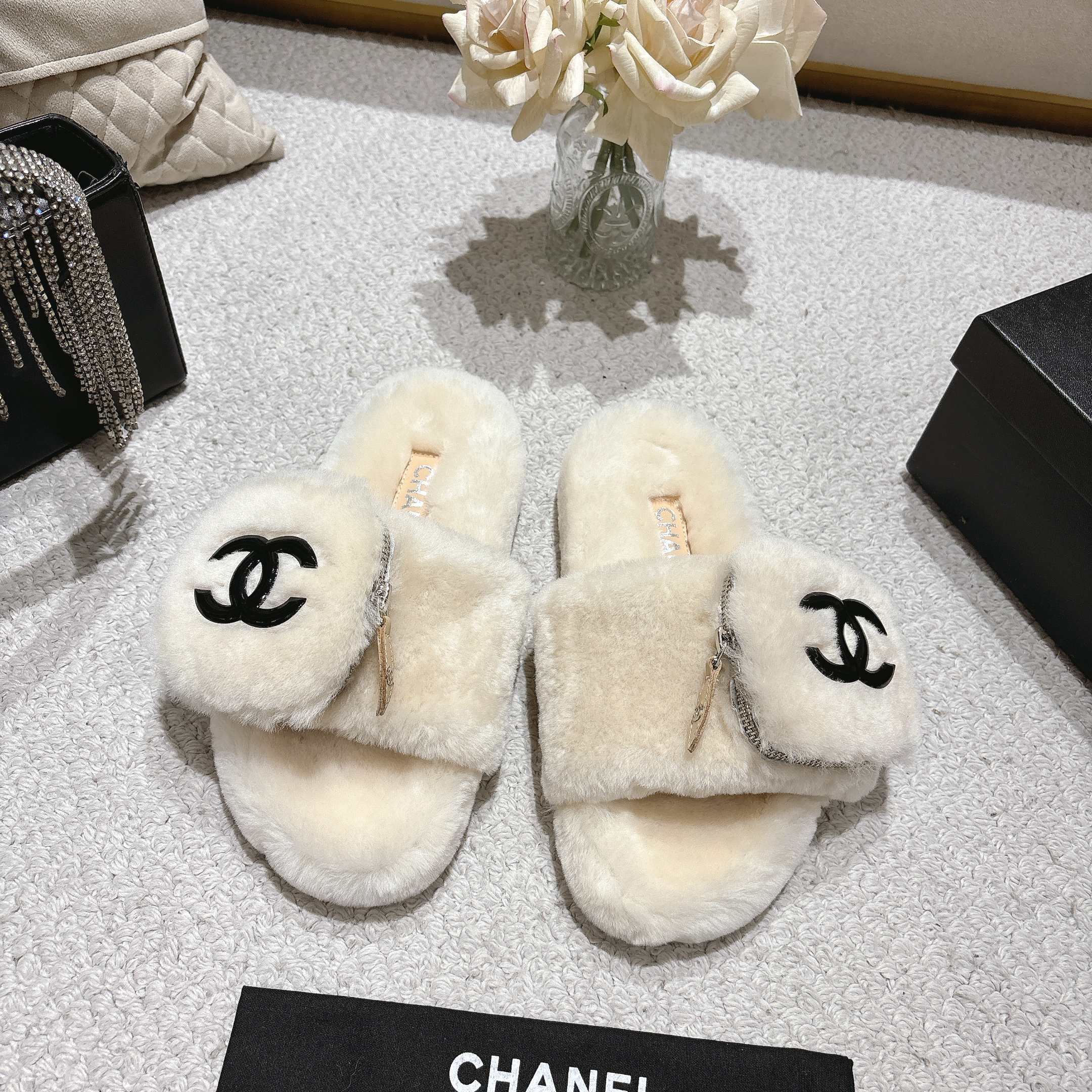 NO:442886,Chanel Chanel new wool lazy slippers!  The must-have slippers that will be addictive when worn by lazy people. The huge soft and huge comfort will help you get rid of the constraints of everything. The footbed is very comfortable to wear. It is a comfortable feeling that can be seen by the naked eye. It is a stress-free day. The original mold is anti-slip and wear-resistant. Size35-41 (customized by 41), fur shoes and slippers, chanel, chanel, slippers19860909Chanel 香奈儿新款羊毛懒人拖鞋！ 懒人必备穿了会上瘾的拖鞋 巨软巨舒服 让你摆脱一切的束缚感 垫脚脚床很贴合脚底 穿着非常舒服 是肉眼可见的舒适感 暴走一天无压力 原版开模耐防滑又耐磨 Size35-41（41定制）,毛毛鞋拖鞋,chanel,chanel,slippers,Women's Shoes