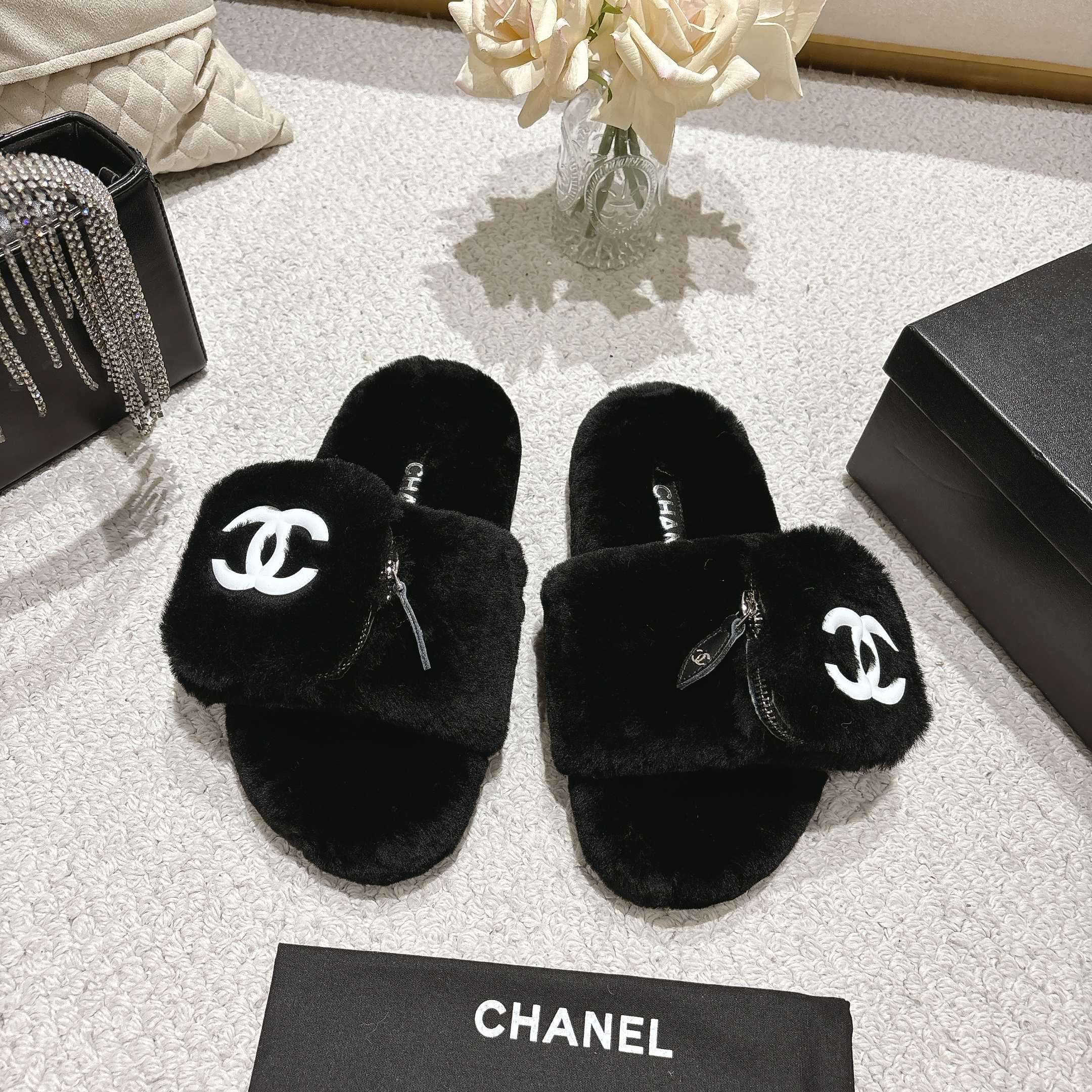 NO:442725,典心 Chanel new fleece slippers wool lazy slippers A must-have for lazy people to wear and addictive slippers. The soft and comfortable ones will help you get rid of all the constraints. The footbed is very close to the soles of the feet. It is very comfortable to wear. It is a comfortable feeling visible to the naked eye. It is a stress-free day. The original mold is anti-slip and wear-resistant. Size35-41, fleece slippers, chanel, slippers19860909批 香奈儿新款毛拖 羊毛懒人拖鞋 懒人必备穿了会上瘾的拖鞋 巨软巨舒服 让你摆脱一切的束缚感 垫脚脚床很贴合脚底 穿着非常舒服 是肉眼可见的舒适感 暴走一天无压力 原版开模耐防滑又耐磨 Size35-41,毛毛鞋拖鞋,chanel,slippers,Women's Shoes