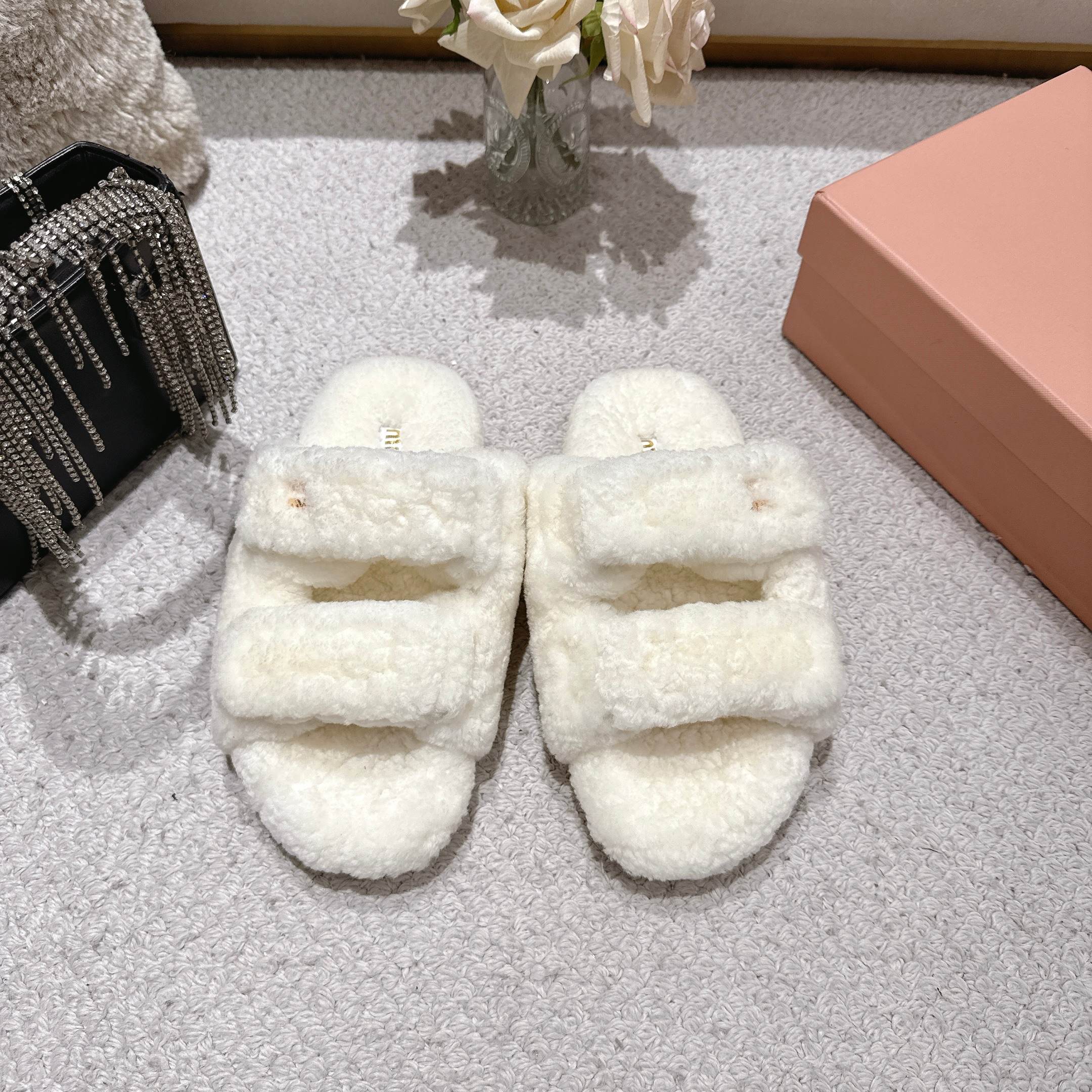 NO:442894,MiuMiu Miu's autumn and winter catwalk style lazy hair support!  Simple design, creating a Buddhist sweet casual style~~The aura of the foot is very casual, long skirt, shorts, imported lamb fur, original mold open sole Size35-40, fur shoes and slippers, miumiu, slippers, skirts, shorts19860909MiuMiu 缪缪秋冬走秀款懒人毛托！ 简约设计,打造佛系甜美的休闲风~~上脚气场十足随意搭配,长裙,短裙,短裤,面料进口羊羔毛,原版开模大底 Size35—40,毛毛鞋拖鞋,miumiu,slippers,skirts,shorts,Women's Shoes