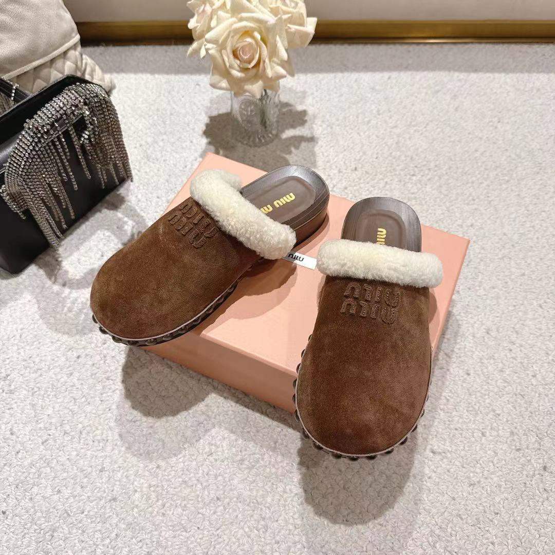“Unique Effacement Process in Miu Miu Show: Love Concept and Modern Style in New Season’s Collection” - 图片 6