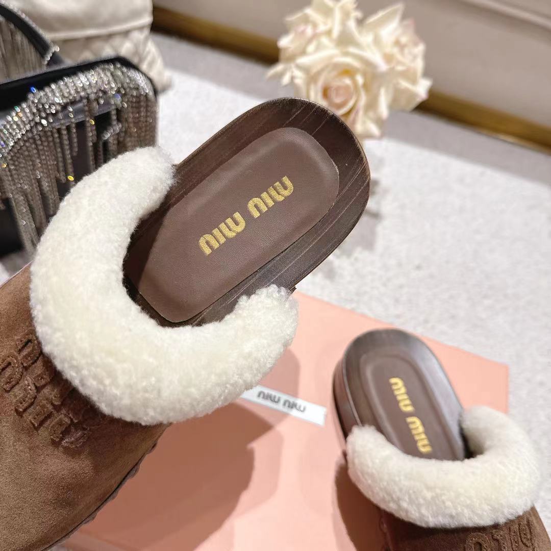 “Unique Effacement Process in Miu Miu Show: Love Concept and Modern Style in New Season’s Collection” - 图片 7