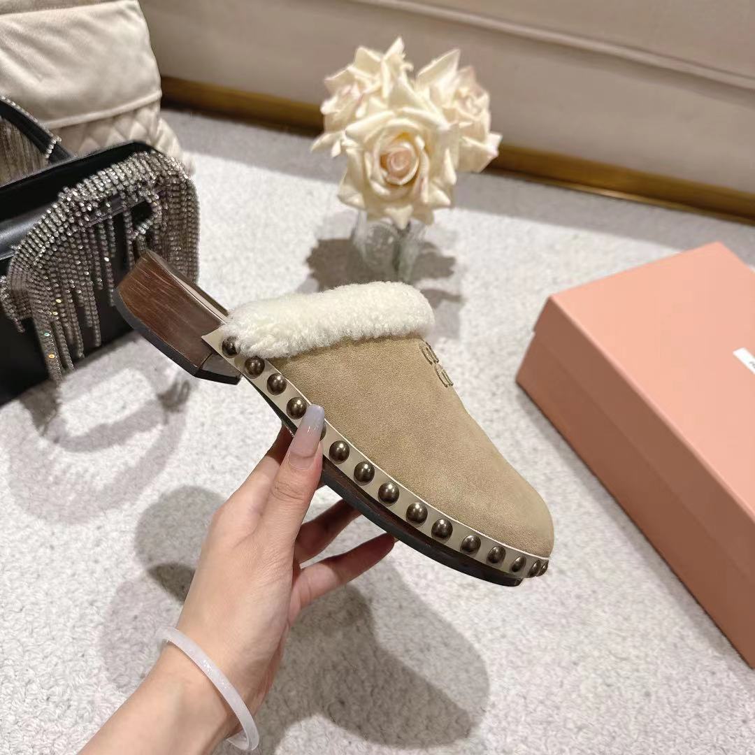 “miu Miu Show: New Season’s Unique Effacement Process with Love Concept and Modern Style Elements” - 图片 5