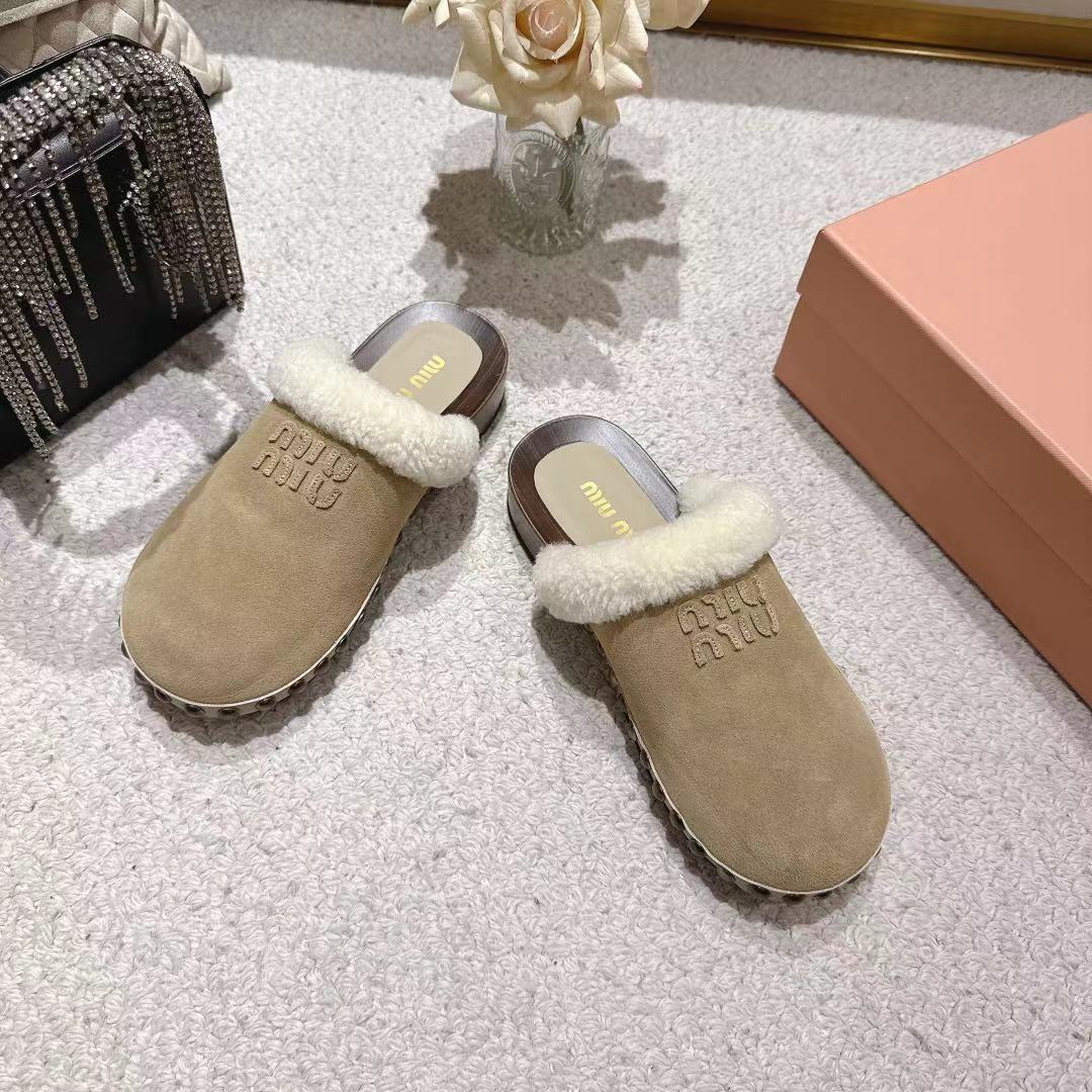 “miu Miu Show: New Season’s Unique Effacement Process with Love Concept and Modern Style Elements” - 图片 2