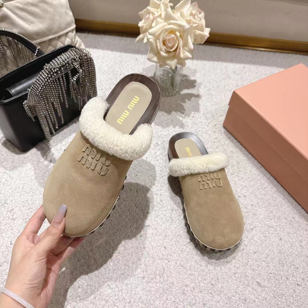 “miu Miu Show: New Season’s Unique Effacement Process with Love Concept and Modern Style Elements” - 图片 4