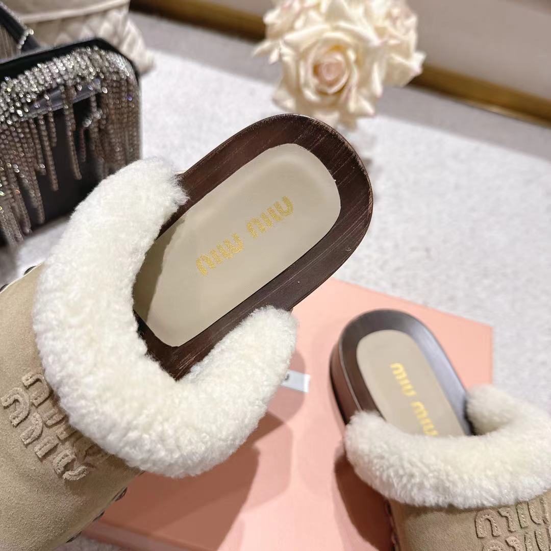 “miu Miu Show: New Season’s Unique Effacement Process with Love Concept and Modern Style Elements” - 图片 7