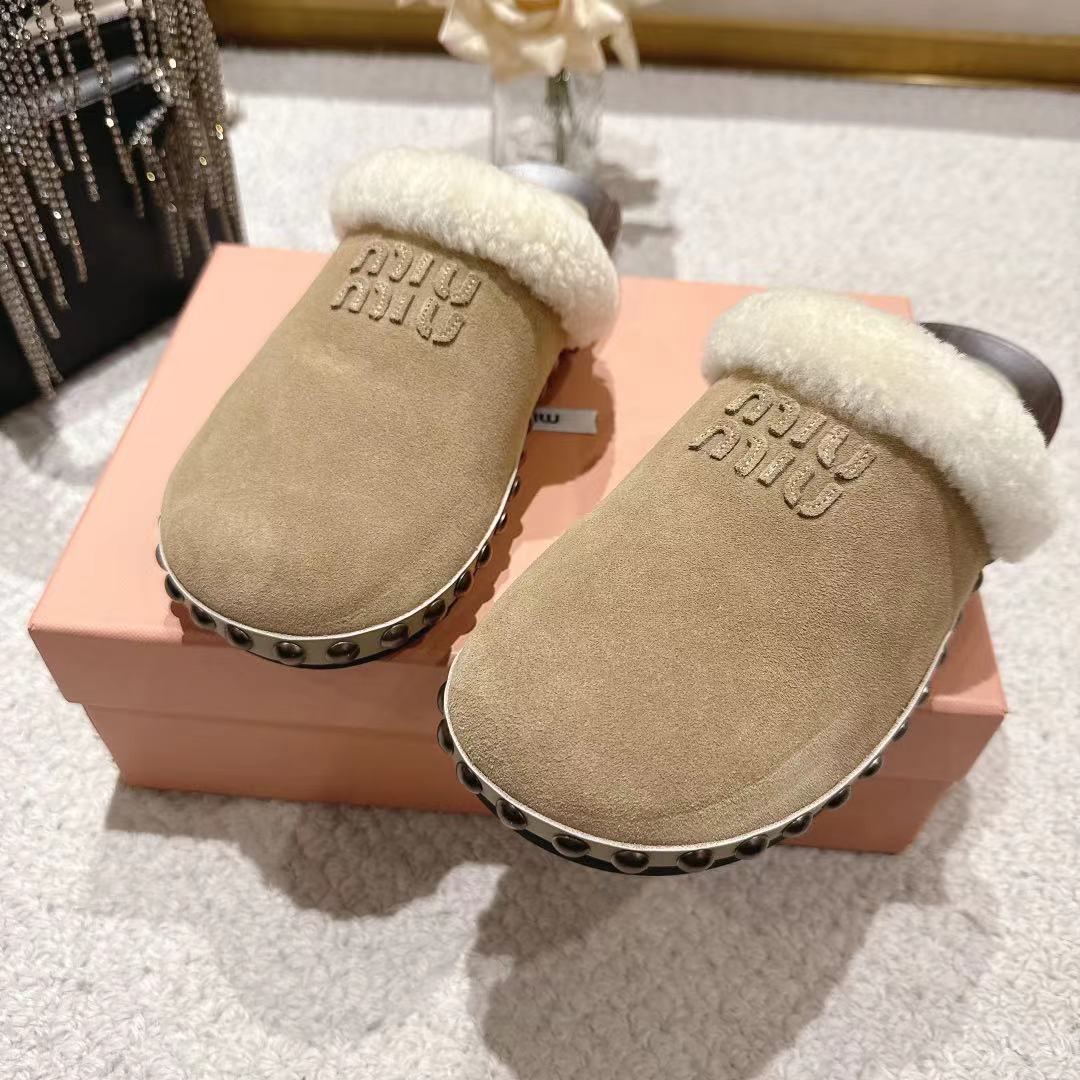 “miu Miu Show: New Season’s Unique Effacement Process with Love Concept and Modern Style Elements” - 图片 8