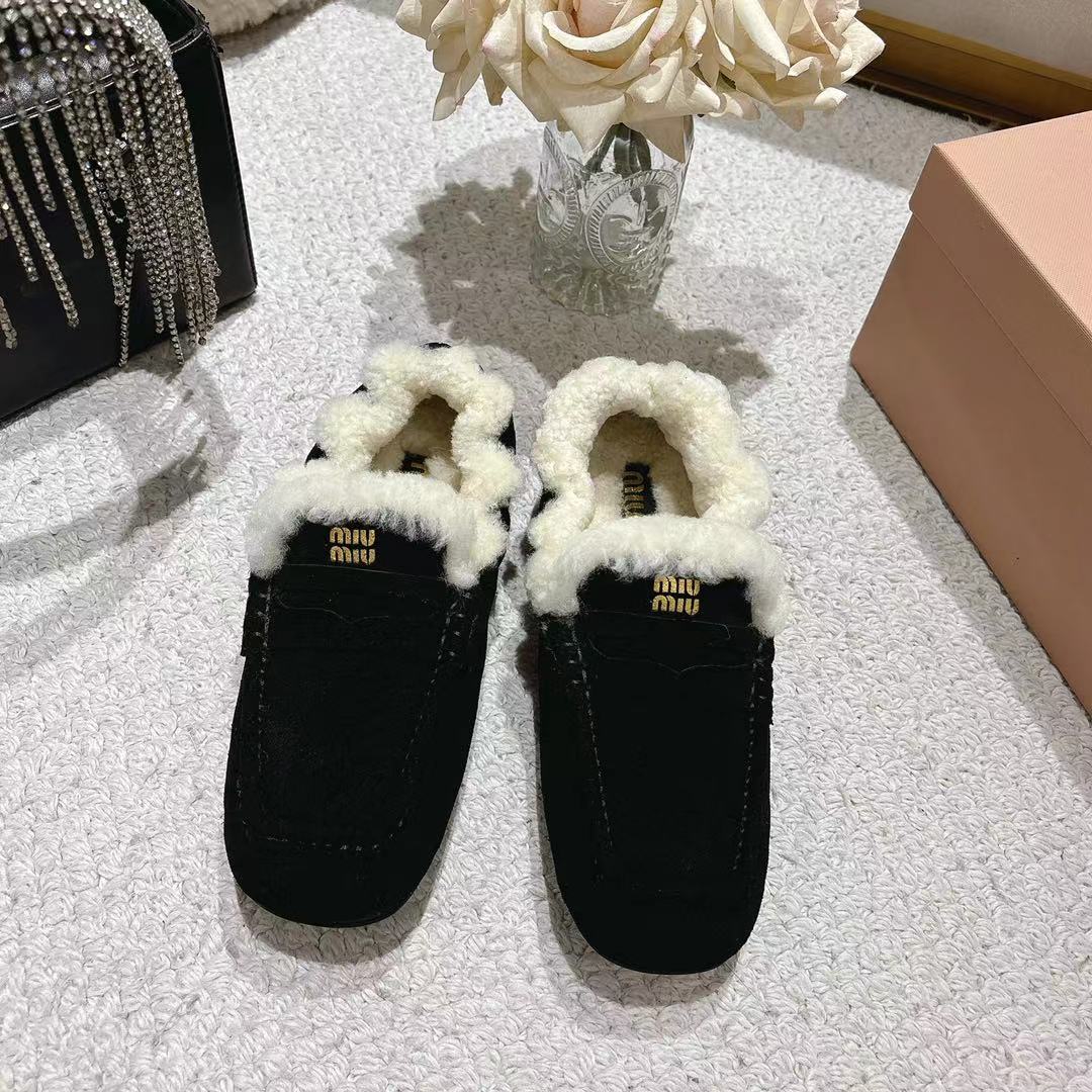 NO:466499,MiuMiu/Miu Miu 25ss autumn and winter new style, one-foot-sneaking lazy shoes, the official autumn and winter new style, fashionable and versatile, salty and sweet, and not polished at all. Whether worn barefoot or socks, it will reduce age and be super invincible and versatile!  (ZP development) Custom imported cowhide Australian crypto wool inner wool sole counter sole size 35-39 (40 41 custom made without return or exchange), loafers fur shoes, miumiu, loafers, cowhide, socks19860909MiuMiu/缪缪25ss秋冬新款一脚蹬懒人单鞋 官方秋冬季新款,时髦百搭·即可咸又可甜·一点也不磨脚·无论光脚穿还是搭配袜子穿都超级减龄 超级无敌百搭！（ZP开发） 鞋面定制进口牛皮澳洲加密羊毛 内里羊毛 鞋底专柜大底 码数35-39（40 41订做不退换）,乐福鞋毛毛鞋,miumiu,loafers,cowhide,socks,Women's Shoes