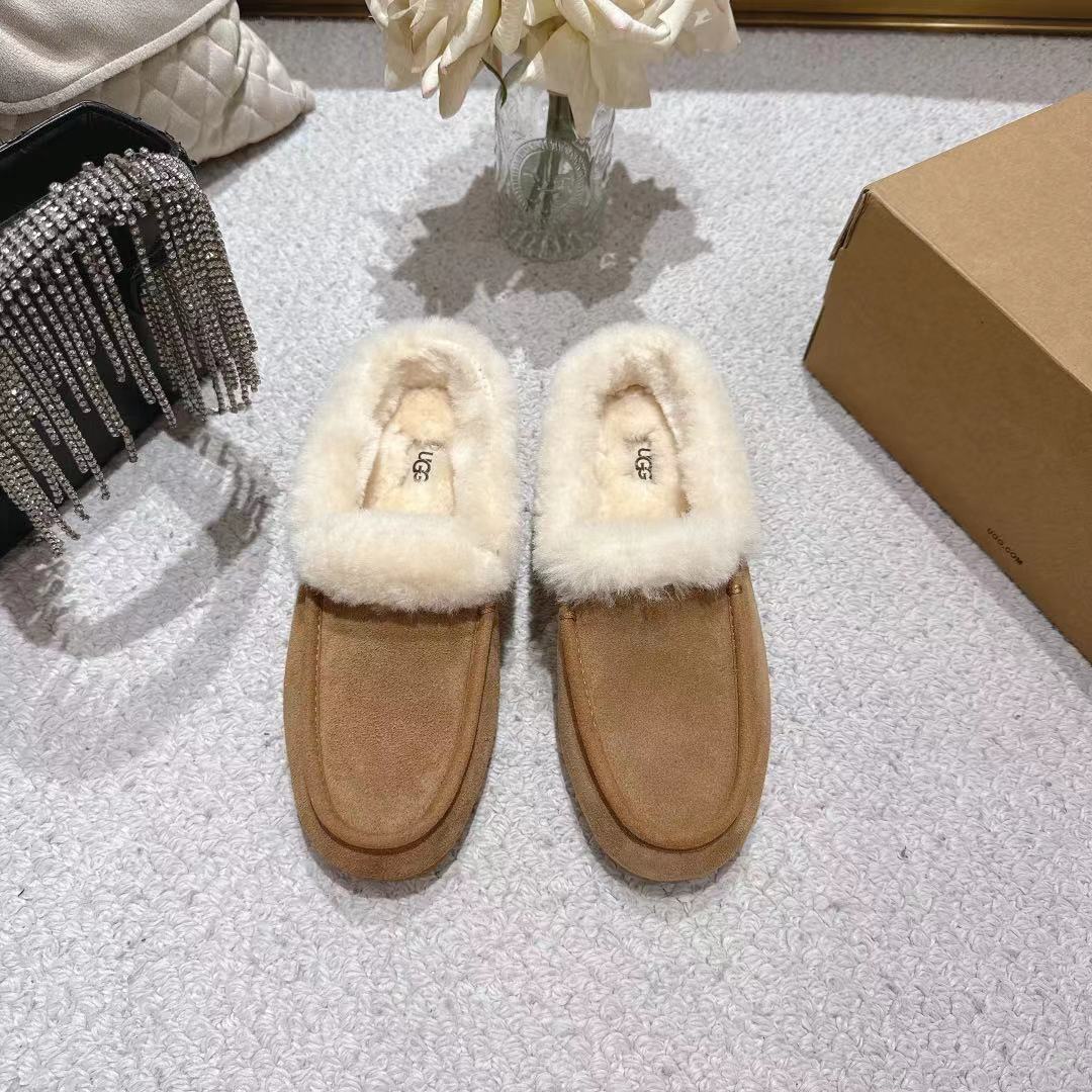 NO:491990,UGG 2025 autumn and winter new style, new loafer series, Anslim mules, fashionable and comfortable, light mouth flat sole, casual loafers, classic fur leather with 10mm wool lining, shoe insole, fur collar, soft and comfortable, UGG classic hot embossed brand logo on the back, full texture, light rubber thin sole, non-slip, wear-resistant and comfortable, color black maroon, brown, Size35-40, fur shoes, loafers, cowhide19860909UGG 2025秋冬新款 便鞋新生系列 安思丽穆勒鞋 时尚舒适浅口平底一脚蹬休闲乐福鞋 经典翻毛牛皮搭配10毫米羊毛里衬 鞋内底 翻毛领 茸软舒适 后侧饰有UGG经典热压花品牌徽标 质感满满 轻盈橡胶薄底 防滑耐磨且舒适 颜色黑色栗色 棕色 Size35-40,毛毛鞋,loafers,cowhide,Women's Shoes