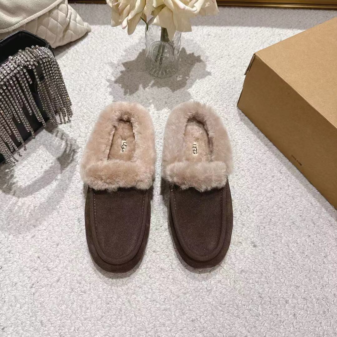 NO:491997,UGG 2025 autumn and winter new style, new loafer series, Anslim mules, fashionable and comfortable, light mouth flat sole, casual loafers, classic fur leather with 10mm wool lining, shoe insole, fur collar, soft and comfortable, UGG classic hot embossed brand logo on the back, full texture, light rubber thin sole, non-slip, wear-resistant and comfortable, color black maroon, brown, Size35-40, fur shoes, loafers, cowhide19860909UGG 2025秋冬新款 便鞋新生系列 安思丽穆勒鞋 时尚舒适浅口平底一脚蹬休闲乐福鞋 经典翻毛牛皮搭配10毫米羊毛里衬 鞋内底 翻毛领 茸软舒适 后侧饰有UGG经典热压花品牌徽标 质感满满 轻盈橡胶薄底 防滑耐磨且舒适 颜色黑色栗色 棕色 Size35-40,毛毛鞋,loafers,cowhide,Women's Shoes
