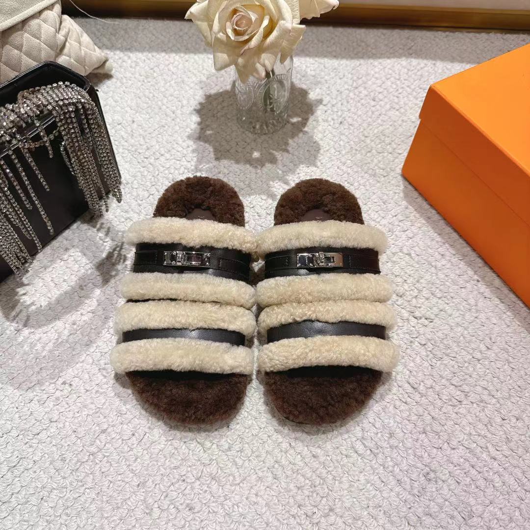 NO:484024,G021* Hermes fur integrated roll cake with ervous tray. This year, all fabrics are made of A+ fur integrated roll cake with fuzzy ones. Cute, with cloud-like feel, barefoot or paired with socks, all fashionable. Original fabric material, inner wool, original sole, size 35-39 (customized for 40.41) No return or replacement, fur shoes and slippers, hermes, slippers, socks19860909G021*爱马仕皮毛一体卷糕毛二舅拖 今年面料均选用A+皮毛一体卷糕毛 毛茸茸的 敲可爱的,踩云脚感,光脚或者搭配个袜子穿,都时髦的不行哦 面料原版材质 内里羊毛 鞋底原版鞋底 尺码35-39（40.41定制）不退不换,毛毛鞋拖鞋,hermes,slippers,socks,Women's Shoes