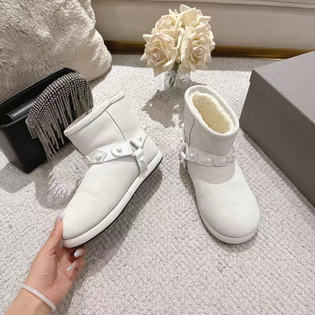 💰320🔥BALENCIAGA*巴黎世家F022 2025ss秋冬新款羊毛短靴雪地靴
冬日凛凛🏂🏻不可缺之一，闭眼入都是不会后悔·上脚非常舒服超舒服⚠️（ZP订制面料）
✔鞋面：定制进口羊毛
✔内里：定制进口绵羊毛
✔鞋底：开模ZP大底
✔码数：35-39 （40订做不退换）