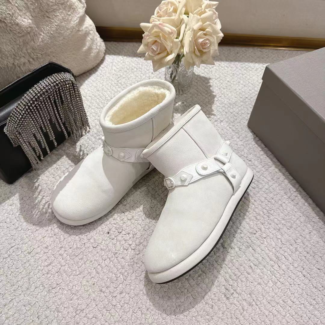 💰320🔥BALENCIAGA*巴黎世家F022 2025ss秋冬新款羊毛短靴雪地靴
冬日凛凛🏂🏻不可缺之一，闭眼入都是不会后悔·上脚非常舒服超舒服⚠️（ZP订制面料）
✔鞋面：定制进口羊毛
✔内里：定制进口绵羊毛
✔鞋底：开模ZP大底
✔码数：35-39 （40订做不退换）