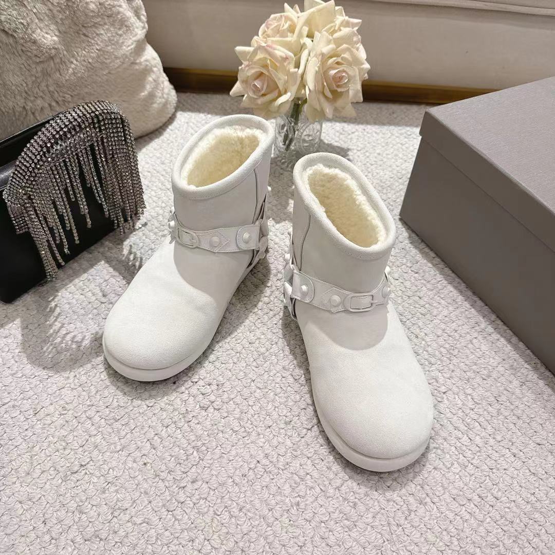 💰320🔥BALENCIAGA*巴黎世家F022 2025ss秋冬新款羊毛短靴雪地靴
冬日凛凛🏂🏻不可缺之一，闭眼入都是不会后悔·上脚非常舒服超舒服⚠️（ZP订制面料）
✔鞋面：定制进口羊毛
✔内里：定制进口绵羊毛
✔鞋底：开模ZP大底
✔码数：35-39 （40订做不退换）