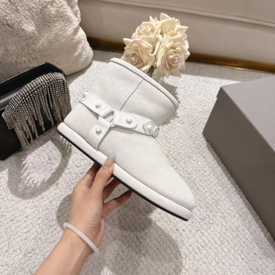 💰320🔥BALENCIAGA*巴黎世家F022 2025ss秋冬新款羊毛短靴雪地靴
冬日凛凛🏂🏻不可缺之一，闭眼入都是不会后悔·上脚非常舒服超舒服⚠️（ZP订制面料）
✔鞋面：定制进口羊毛
✔内里：定制进口绵羊毛
✔鞋底：开模ZP大底
✔码数：35-39 （40订做不退换）