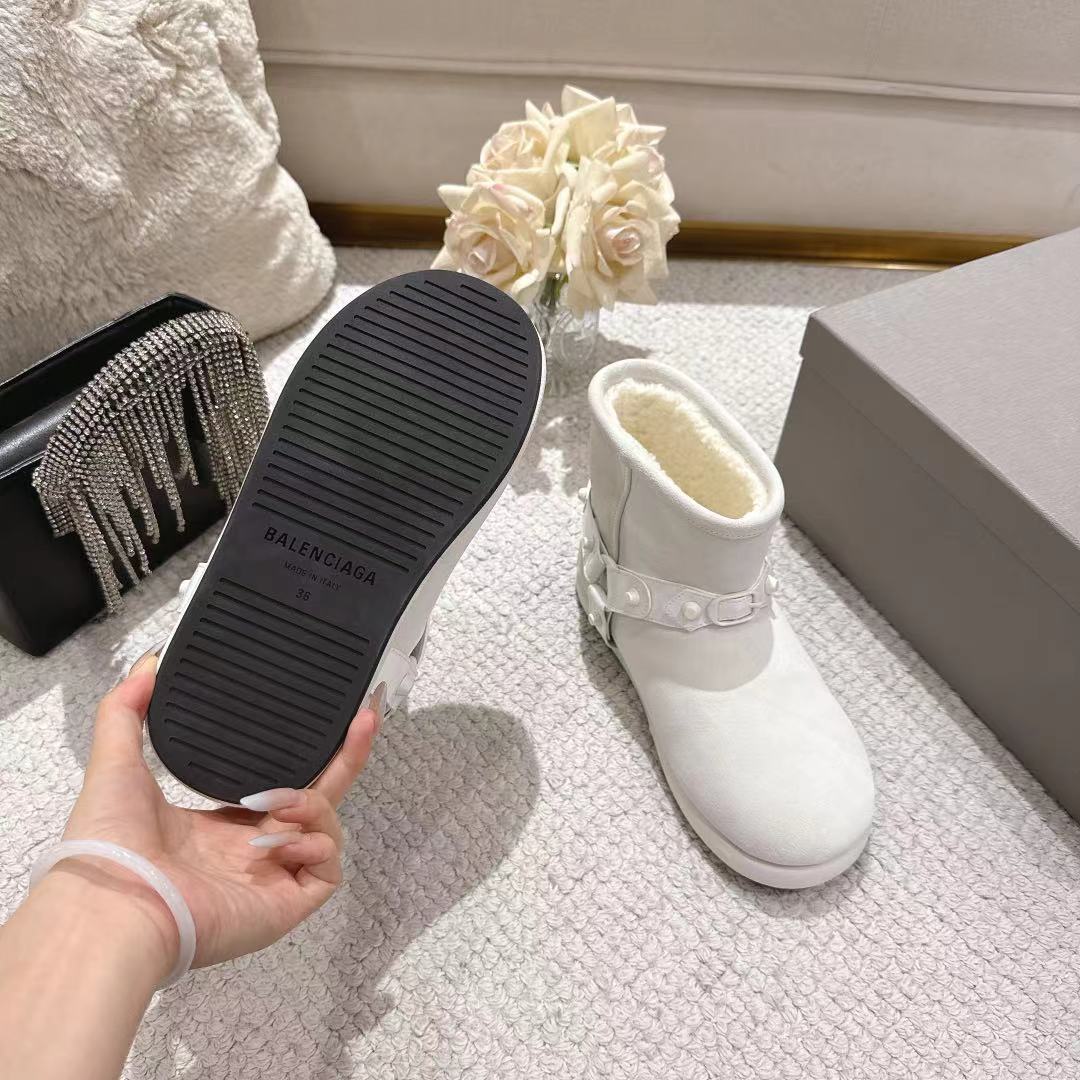 💰320🔥BALENCIAGA*巴黎世家F022 2025ss秋冬新款羊毛短靴雪地靴
冬日凛凛🏂🏻不可缺之一，闭眼入都是不会后悔·上脚非常舒服超舒服⚠️（ZP订制面料）
✔鞋面：定制进口羊毛
✔内里：定制进口绵羊毛
✔鞋底：开模ZP大底
✔码数：35-39 （40订做不退换）