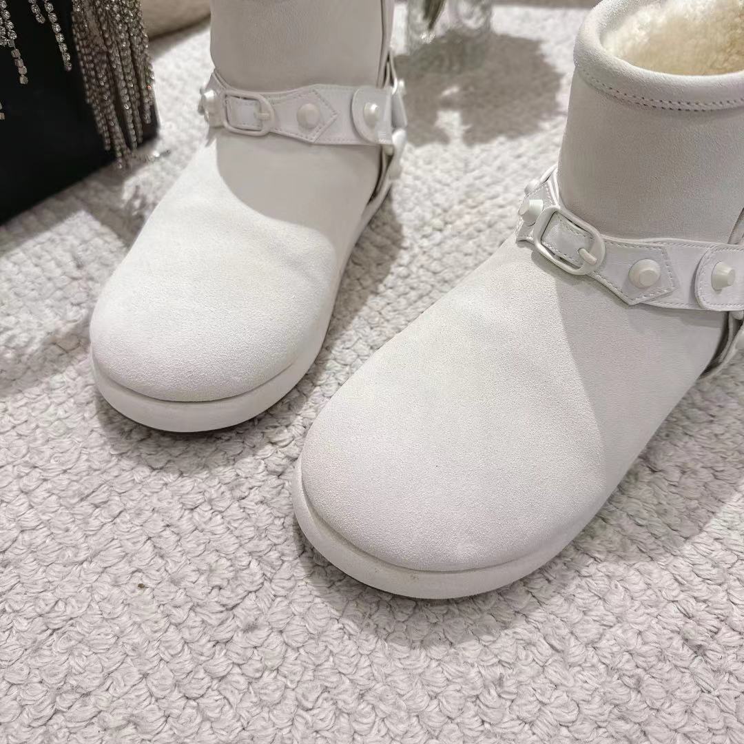 💰320🔥BALENCIAGA*巴黎世家F022 2025ss秋冬新款羊毛短靴雪地靴
冬日凛凛🏂🏻不可缺之一，闭眼入都是不会后悔·上脚非常舒服超舒服⚠️（ZP订制面料）
✔鞋面：定制进口羊毛
✔内里：定制进口绵羊毛
✔鞋底：开模ZP大底
✔码数：35-39 （40订做不退换）