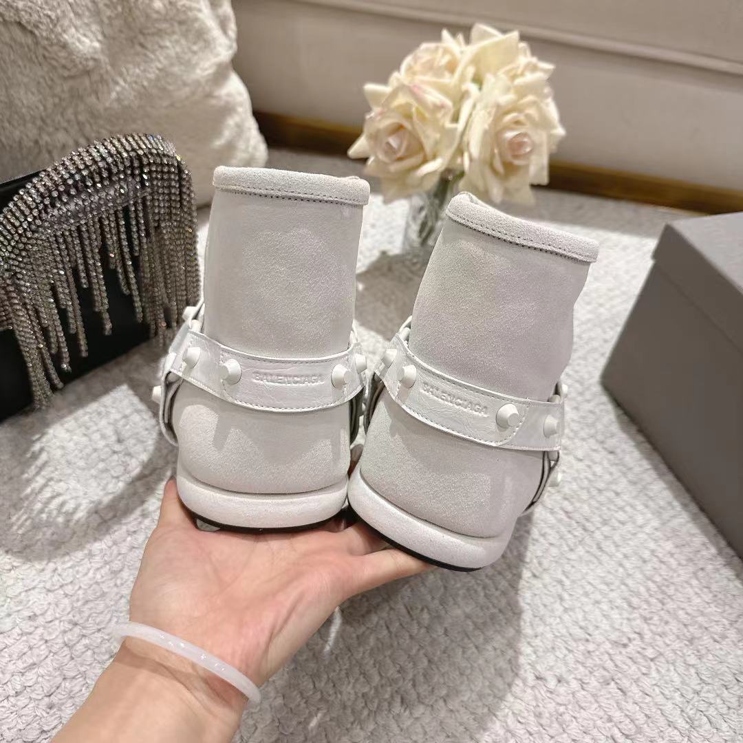 💰320🔥BALENCIAGA*巴黎世家F022 2025ss秋冬新款羊毛短靴雪地靴
冬日凛凛🏂🏻不可缺之一，闭眼入都是不会后悔·上脚非常舒服超舒服⚠️（ZP订制面料）
✔鞋面：定制进口羊毛
✔内里：定制进口绵羊毛
✔鞋底：开模ZP大底
✔码数：35-39 （40订做不退换）