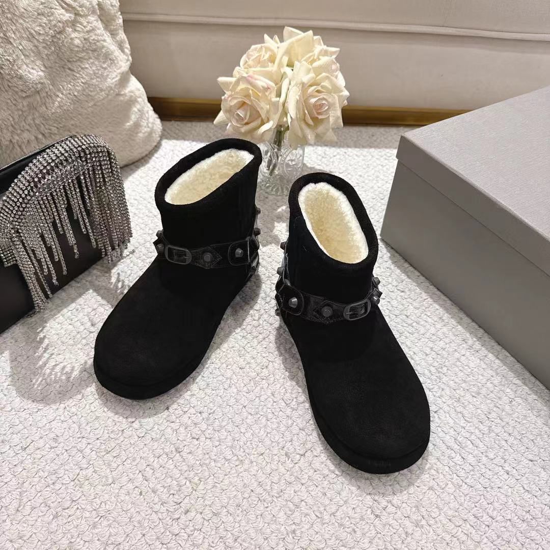 💰320🔥BALENCIAGA*巴黎世家F022 2025ss秋冬新款羊毛短靴雪地靴
冬日凛凛🏂🏻不可缺之一，闭眼入都是不会后悔·上脚非常舒服超舒服⚠️（ZP订制面料）
✔鞋面：定制进口羊毛
✔内里：定制进口绵羊毛
✔鞋底：开模ZP大底
✔码数：35-39 （40订做不退换）