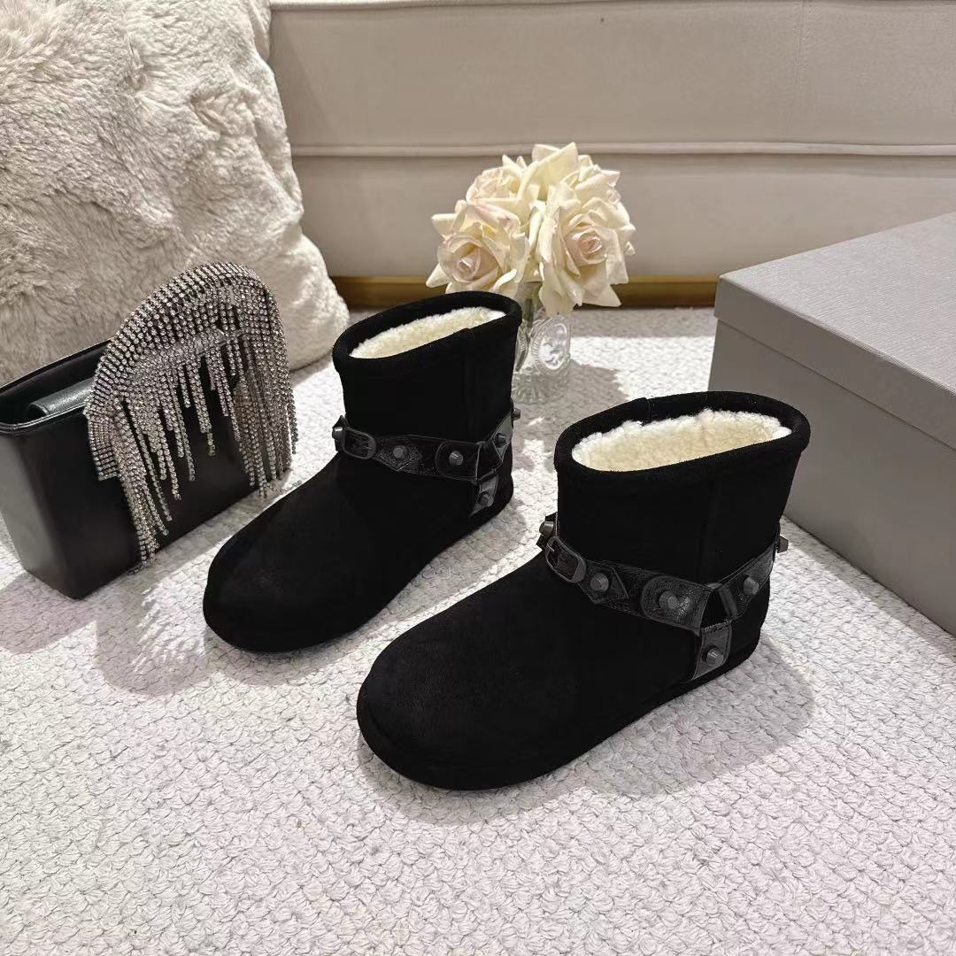 💰320🔥BALENCIAGA*巴黎世家F022 2025ss秋冬新款羊毛短靴雪地靴
冬日凛凛🏂🏻不可缺之一，闭眼入都是不会后悔·上脚非常舒服超舒服⚠️（ZP订制面料）
✔鞋面：定制进口羊毛
✔内里：定制进口绵羊毛
✔鞋底：开模ZP大底
✔码数：35-39 （40订做不退换）