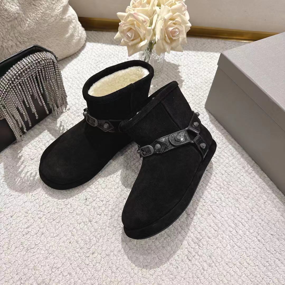 💰320🔥BALENCIAGA*巴黎世家F022 2025ss秋冬新款羊毛短靴雪地靴
冬日凛凛🏂🏻不可缺之一，闭眼入都是不会后悔·上脚非常舒服超舒服⚠️（ZP订制面料）
✔鞋面：定制进口羊毛
✔内里：定制进口绵羊毛
✔鞋底：开模ZP大底
✔码数：35-39 （40订做不退换）