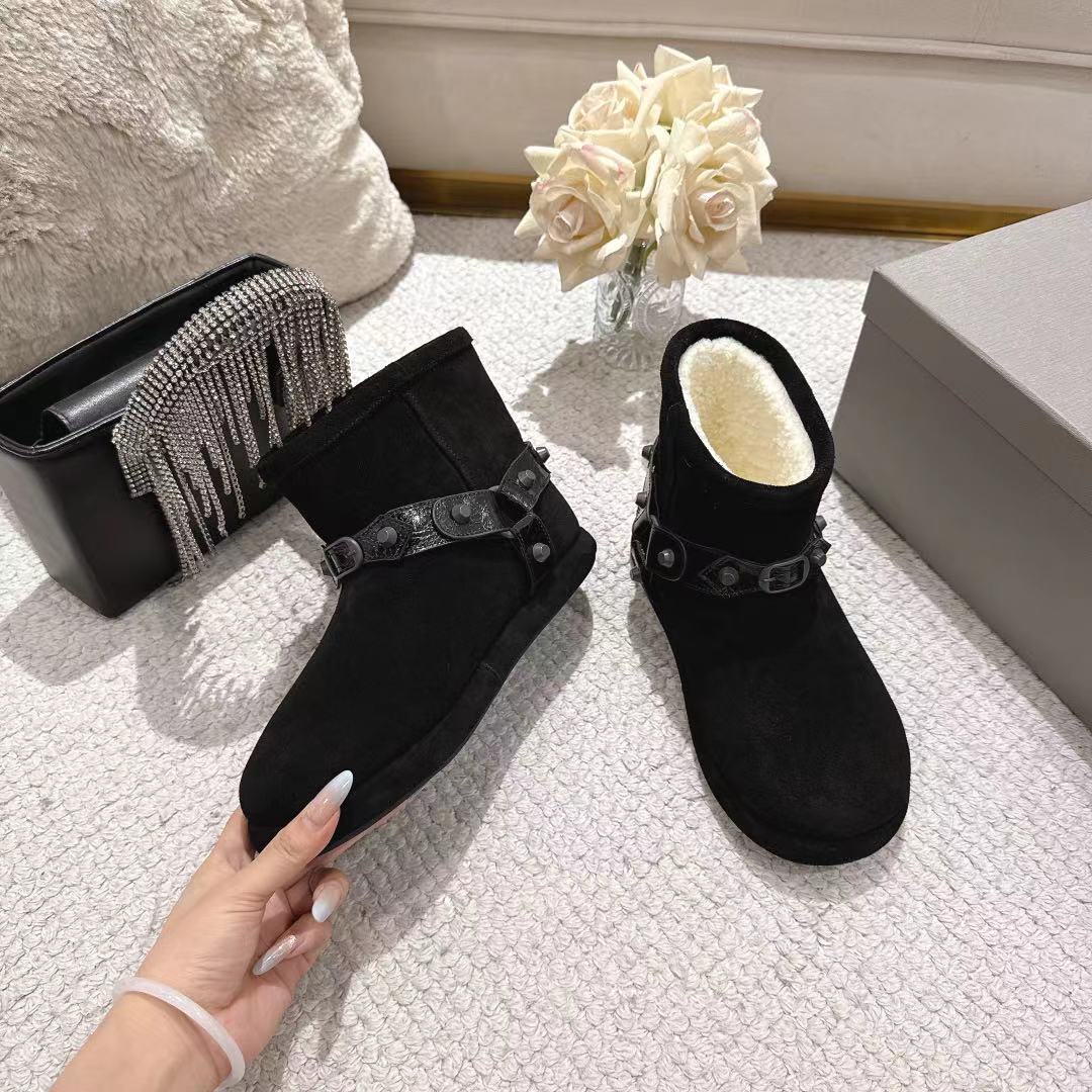 💰320🔥BALENCIAGA*巴黎世家F022 2025ss秋冬新款羊毛短靴雪地靴
冬日凛凛🏂🏻不可缺之一，闭眼入都是不会后悔·上脚非常舒服超舒服⚠️（ZP订制面料）
✔鞋面：定制进口羊毛
✔内里：定制进口绵羊毛
✔鞋底：开模ZP大底
✔码数：35-39 （40订做不退换）