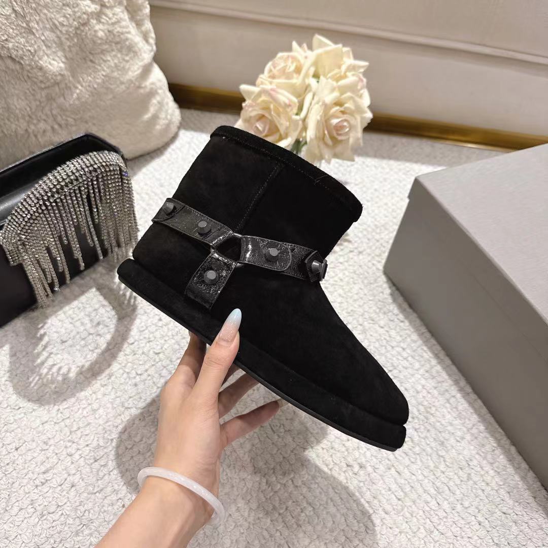 💰320🔥BALENCIAGA*巴黎世家F022 2025ss秋冬新款羊毛短靴雪地靴
冬日凛凛🏂🏻不可缺之一，闭眼入都是不会后悔·上脚非常舒服超舒服⚠️（ZP订制面料）
✔鞋面：定制进口羊毛
✔内里：定制进口绵羊毛
✔鞋底：开模ZP大底
✔码数：35-39 （40订做不退换）