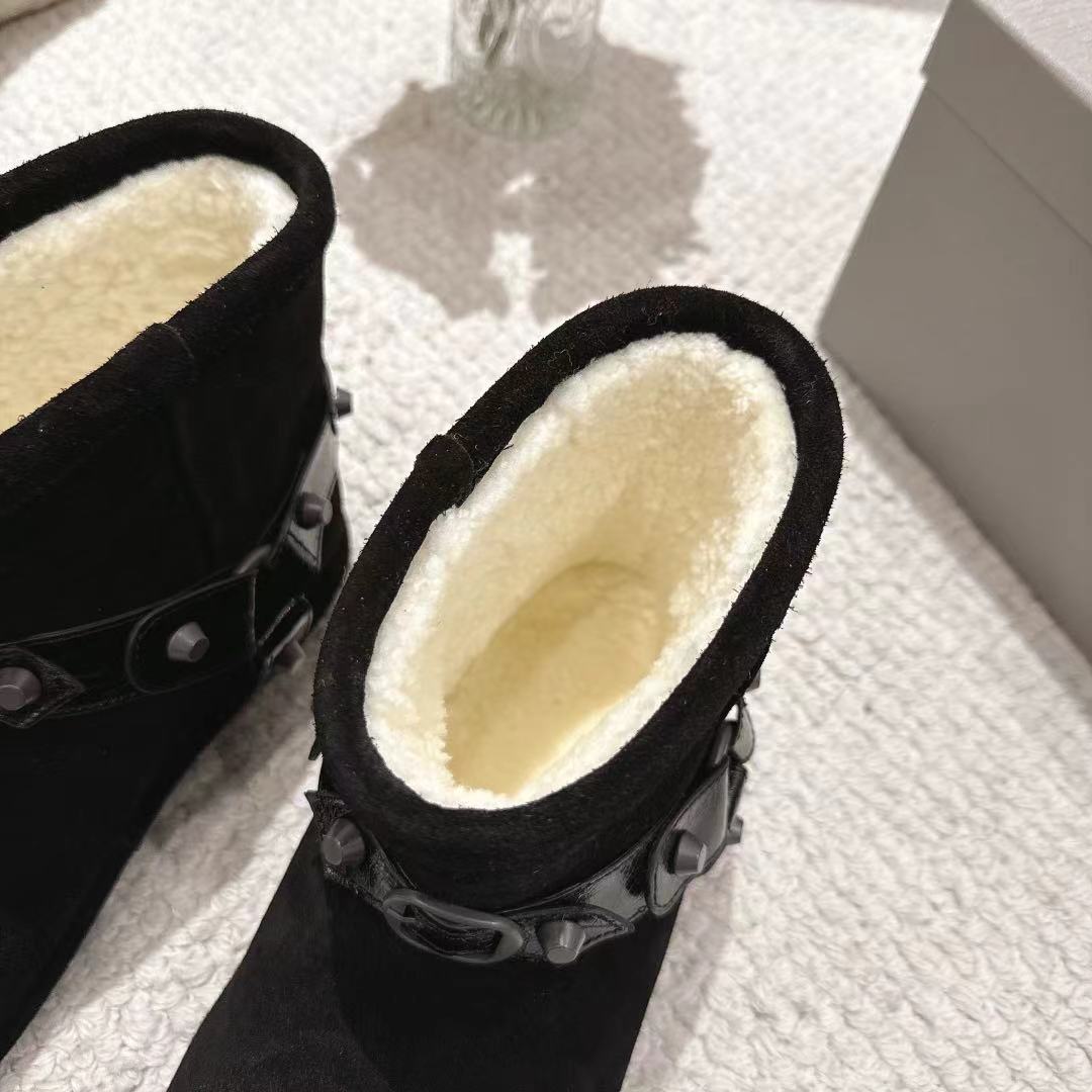 💰320🔥BALENCIAGA*巴黎世家F022 2025ss秋冬新款羊毛短靴雪地靴
冬日凛凛🏂🏻不可缺之一，闭眼入都是不会后悔·上脚非常舒服超舒服⚠️（ZP订制面料）
✔鞋面：定制进口羊毛
✔内里：定制进口绵羊毛
✔鞋底：开模ZP大底
✔码数：35-39 （40订做不退换）